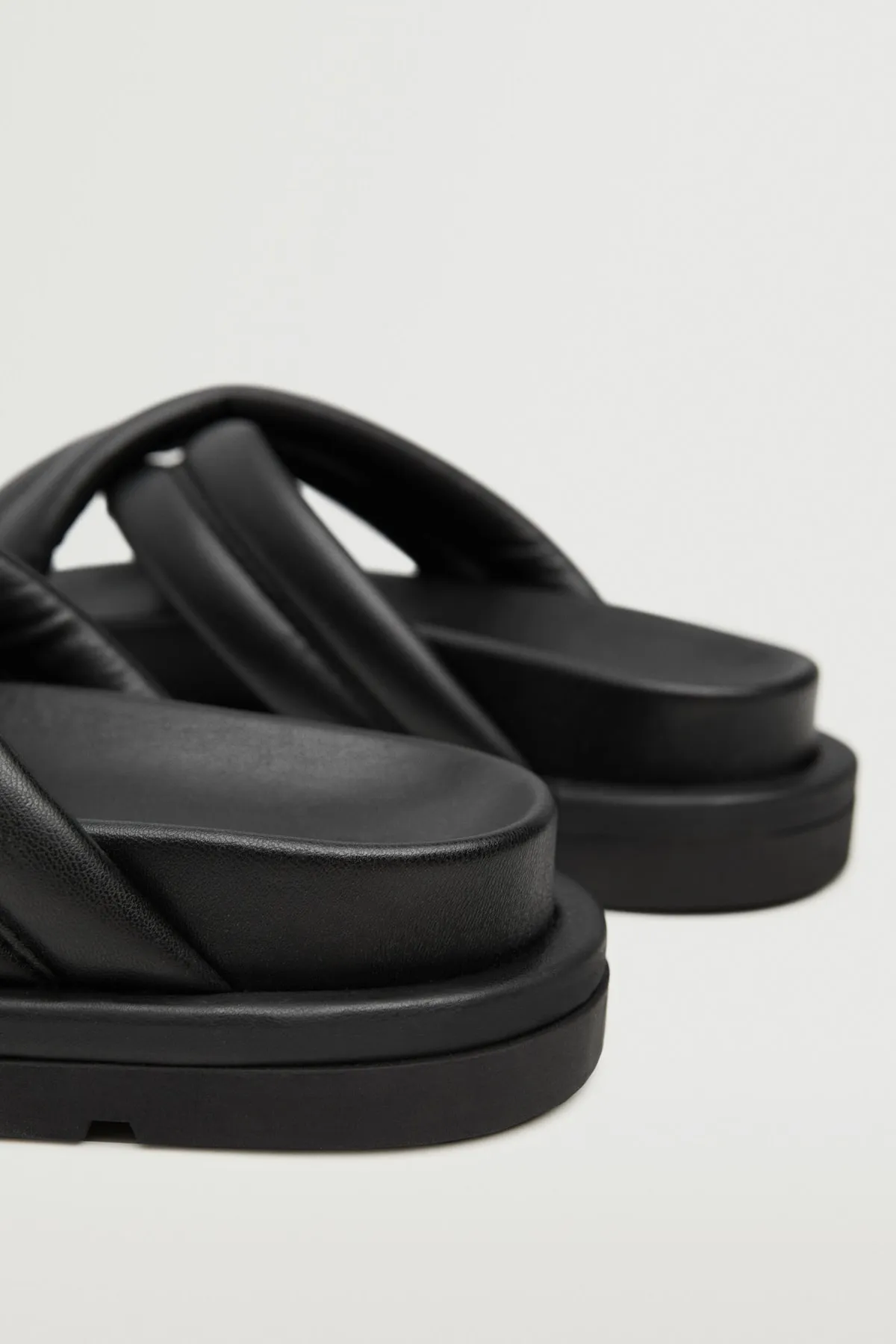 MANGO  Schwarze Damensandalen 27054399