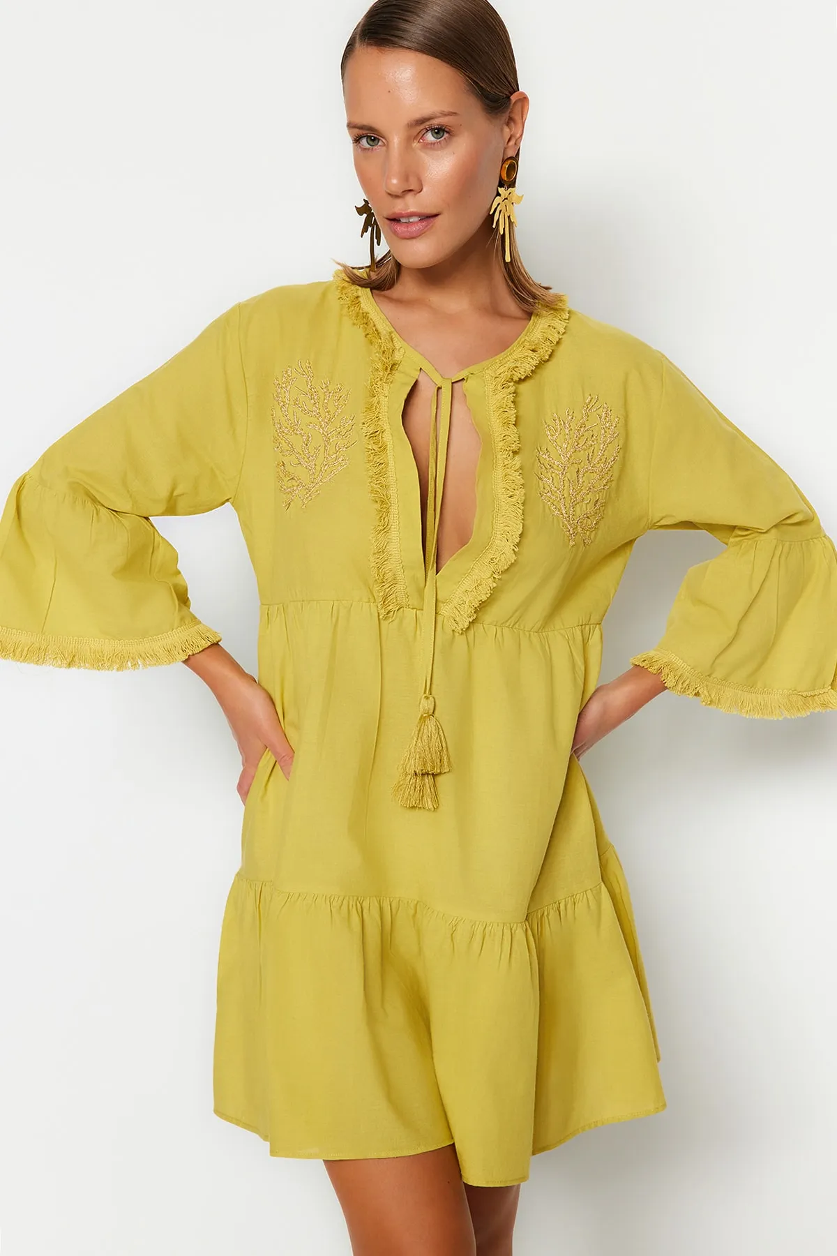 Trendyol Collection  Ölgrünes, gewebtes, besticktes Mini-Strandkleid aus 100 % Baumwolle TBESS21EL1351