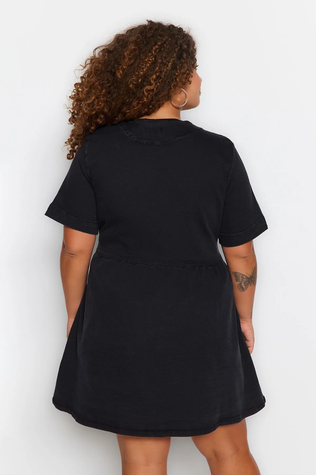 Trendyol Curve  Anthrazitfarbenes Jeanskleid mit Taillenöffnung/Skater-V-Ausschnitt TBBBSS23AH00078