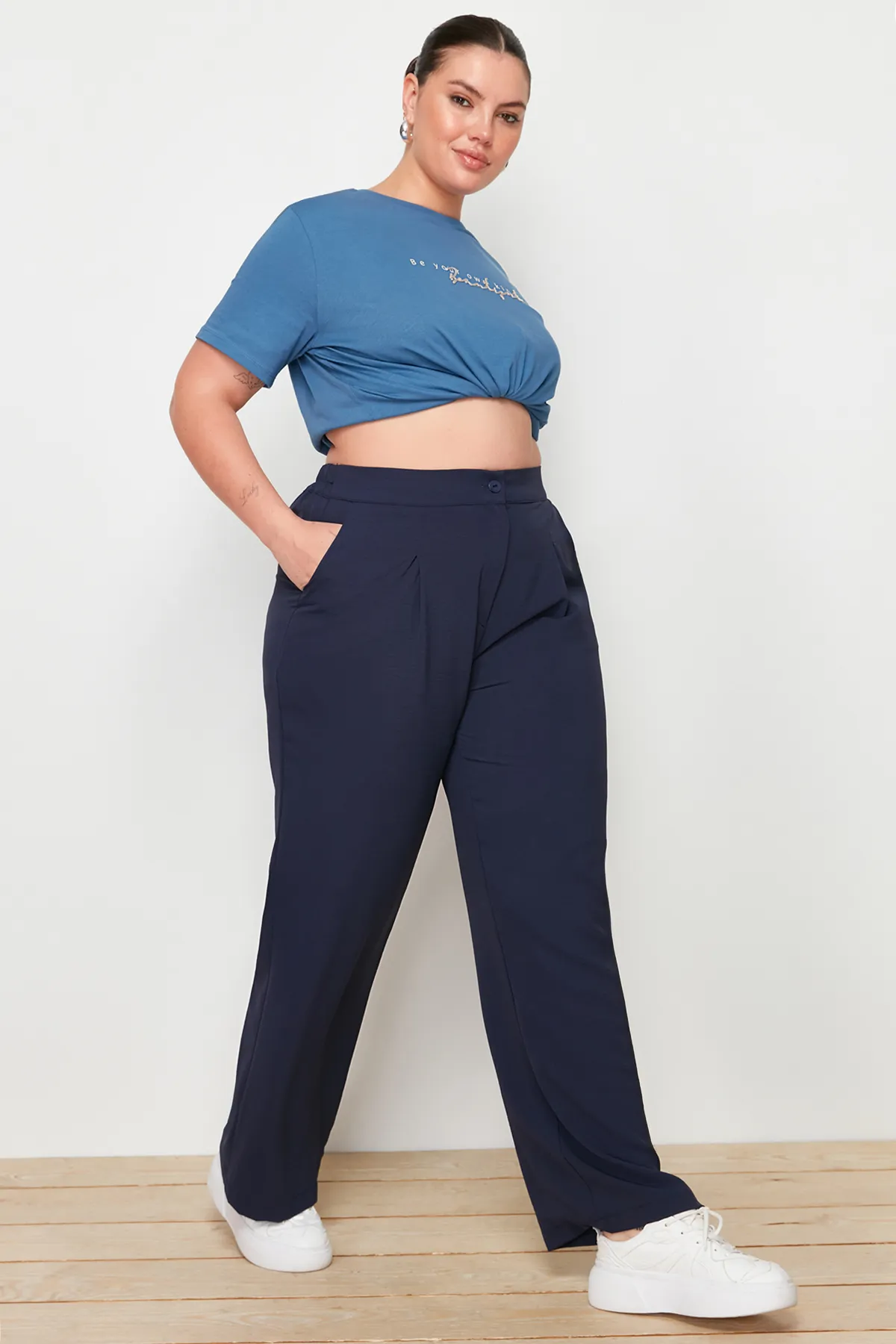 Trendyol Curve  Marineblaue plissierte Webhose mit hoher Taille TBBSS22PL0448