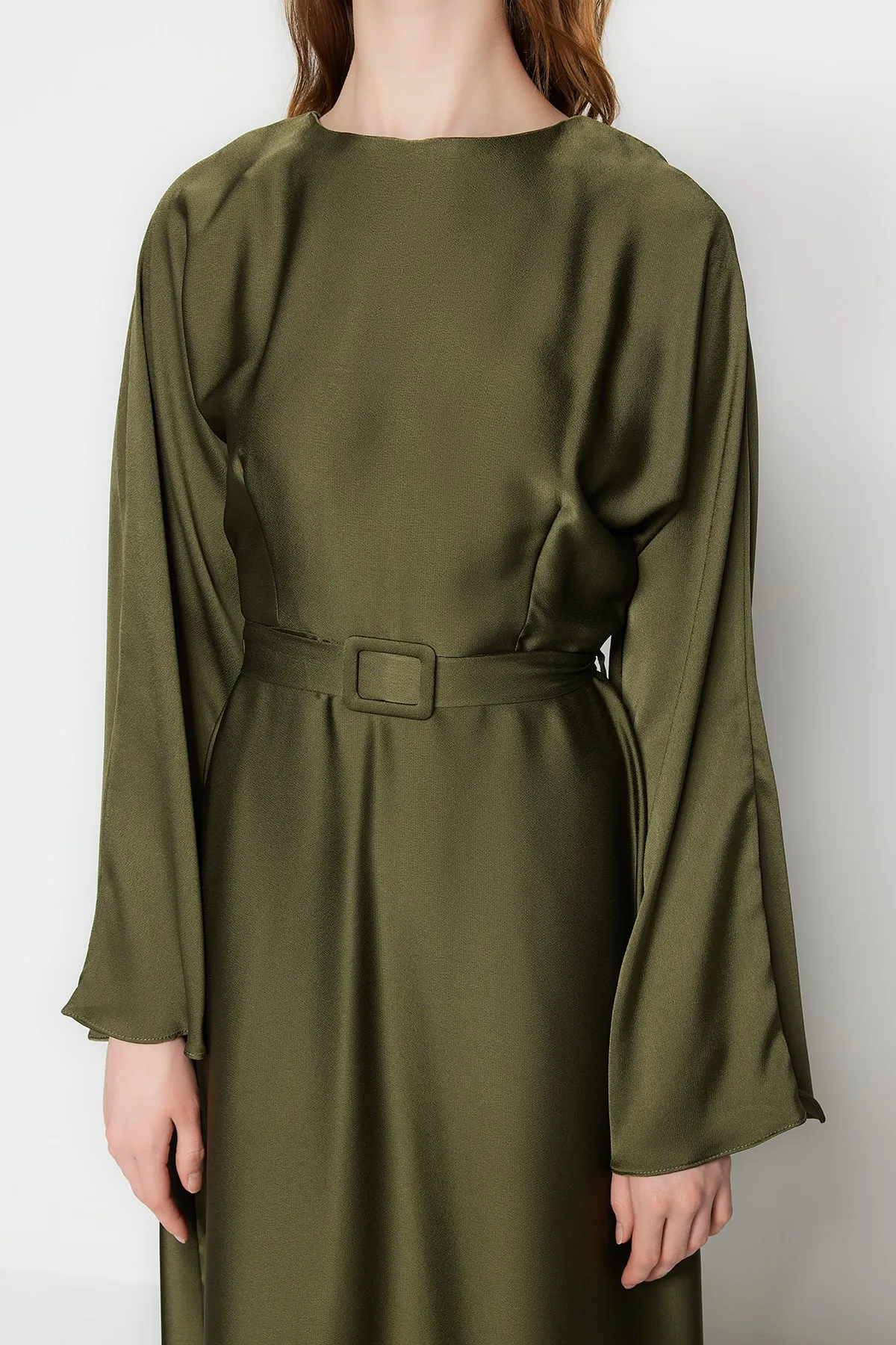 Trendyol Modest  Dunkelkhakifarbenes Abendkleid aus Satin mit Gürtel TCTSS23DB00019