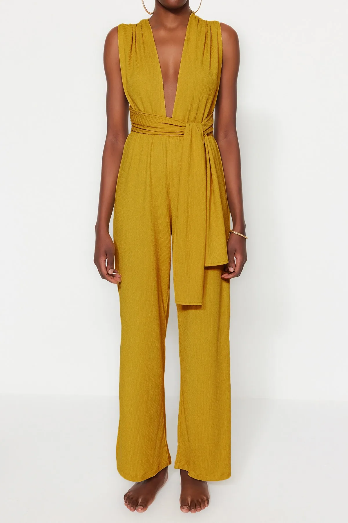 Trendyol Collection  Ölgrüner Jumpsuit mit tiefem Ausschnitt und gewebter Rückseite TBESS23TU00010