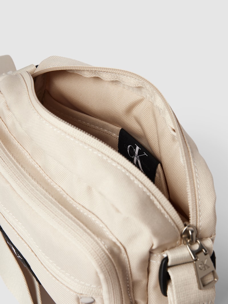 Camera Bag mit Label-Patch in sand