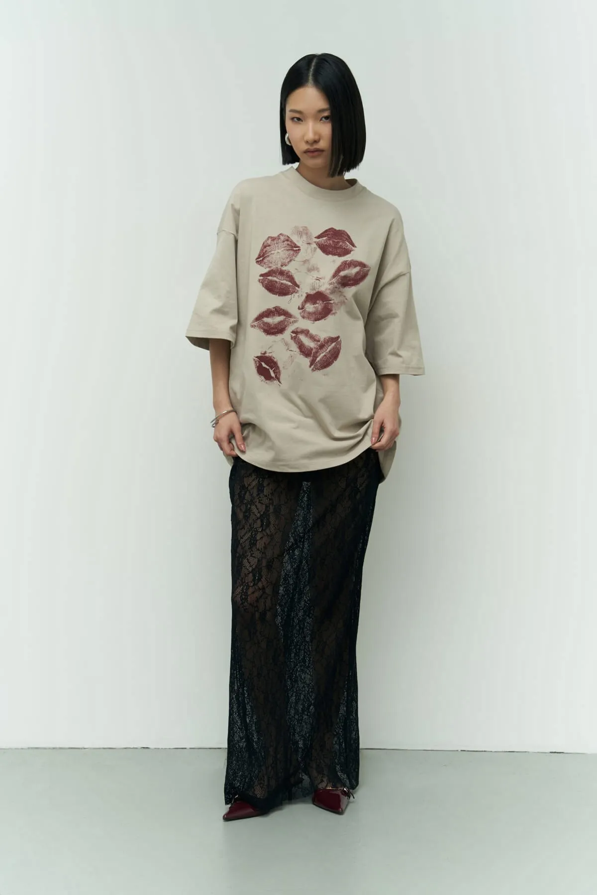 MAİ COLLECTİON  Beiges Oversize-T-Shirt mit Lippen