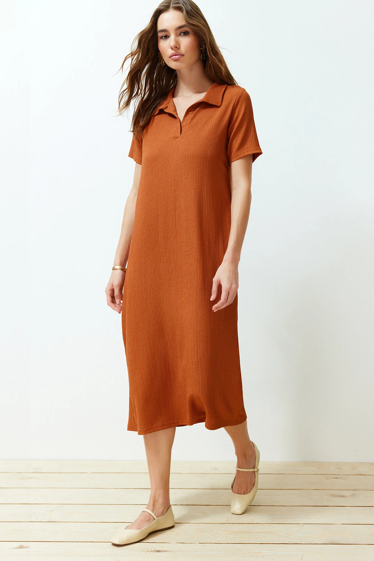 Trendyol Collection  Kurzärmliges Wickel-/strukturiertes Strick-Midikleid mit Zimt-Polokragen TWOSS24EL00478