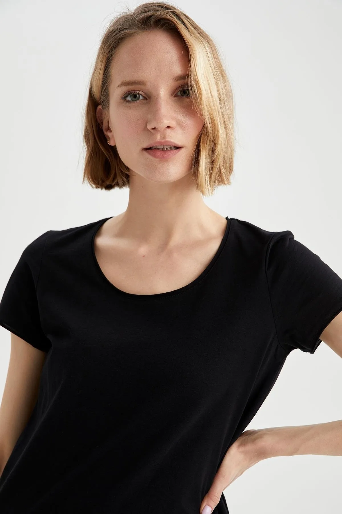 DeFacto  Kurzarm-T-Shirt aus 100 % Baumwolle mit normaler Passform und Rundhalsausschnitt