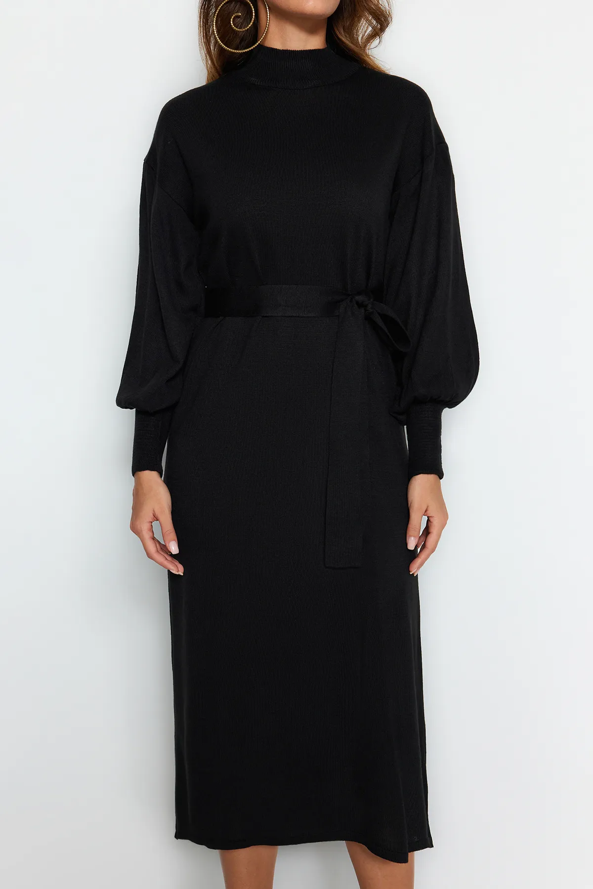 Trendyol Modest  Schwarzes Strickkleid mit halbem Rollkragen und Gürtel TCTAW24EB00023