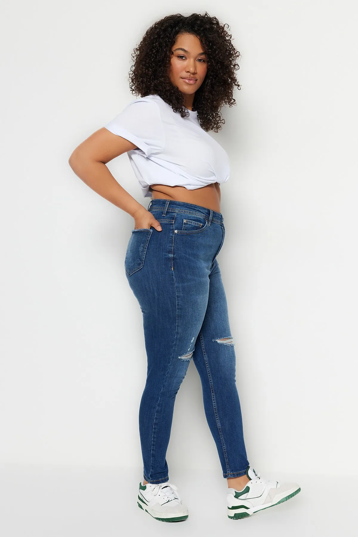 Trendyol Curve  Dunkelblaue, dehnbare Skinny-Jeans mit hoher Taille und Destroy-Details TBBSS23CJ00014