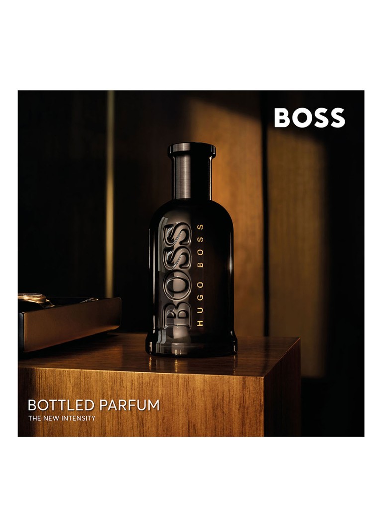 Parfum HUGO BOSS într-o sticlă