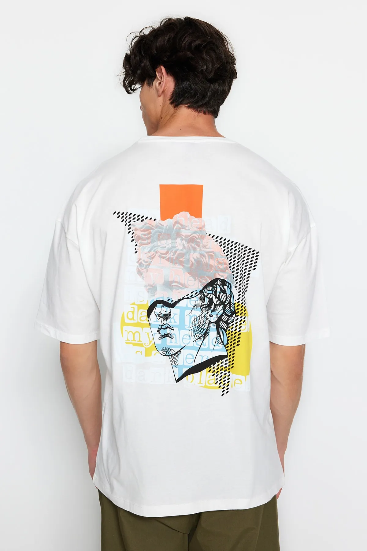 Trendyol Collection  Ecru Unisex-Strick-T-Shirt in Übergröße/weiter Passform mit künstlerischem Aufdruck auf der Rückseite TMNSS23TS00151