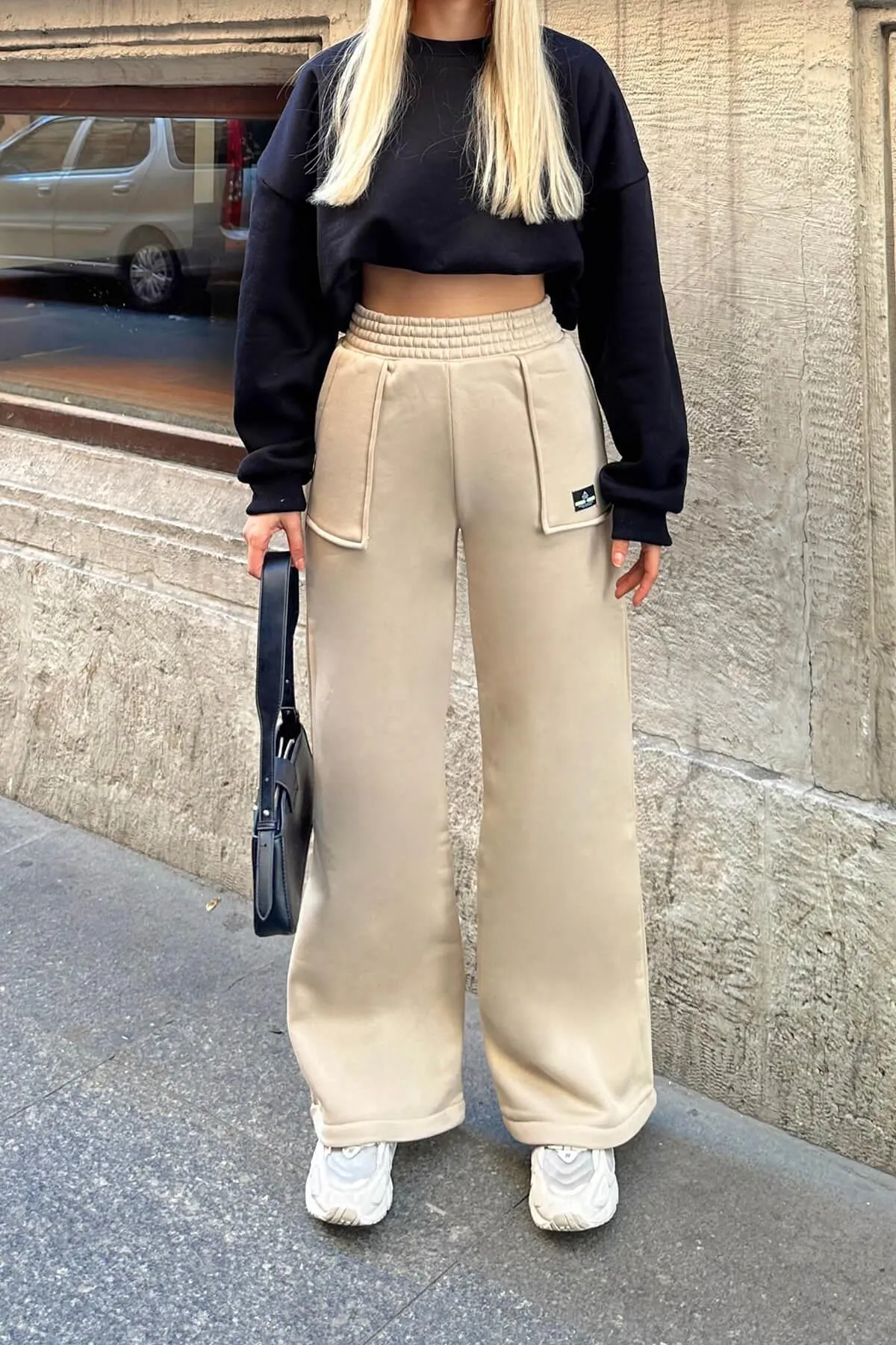 Swist  Beigefarbene Damen-Jogginghose mit hohem Bund und weitem Bein und Emblem