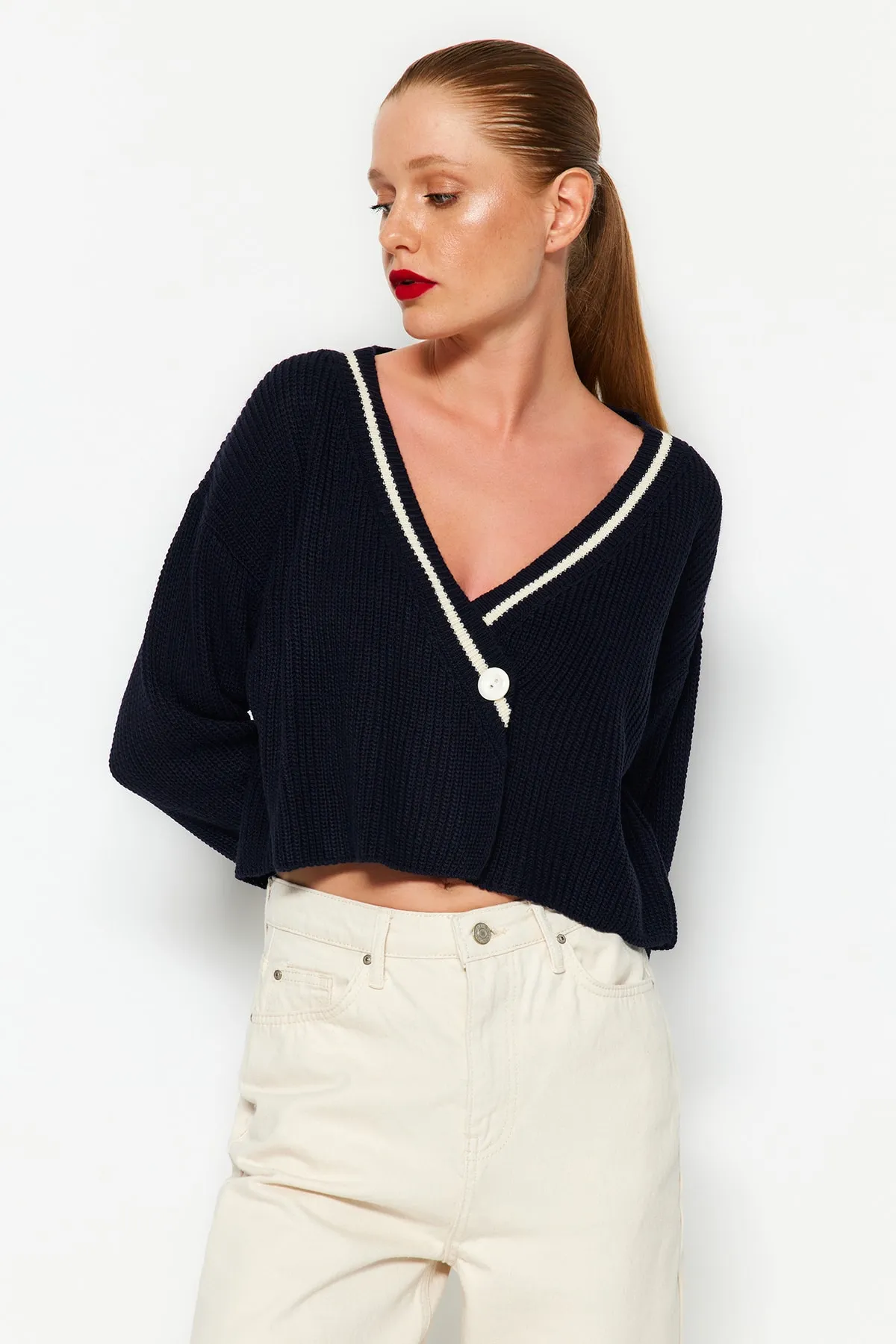 Trendyol Collection  Marineblaue, superkurze Strickjacke mit Farbblockdesign TWOAW23HI00366