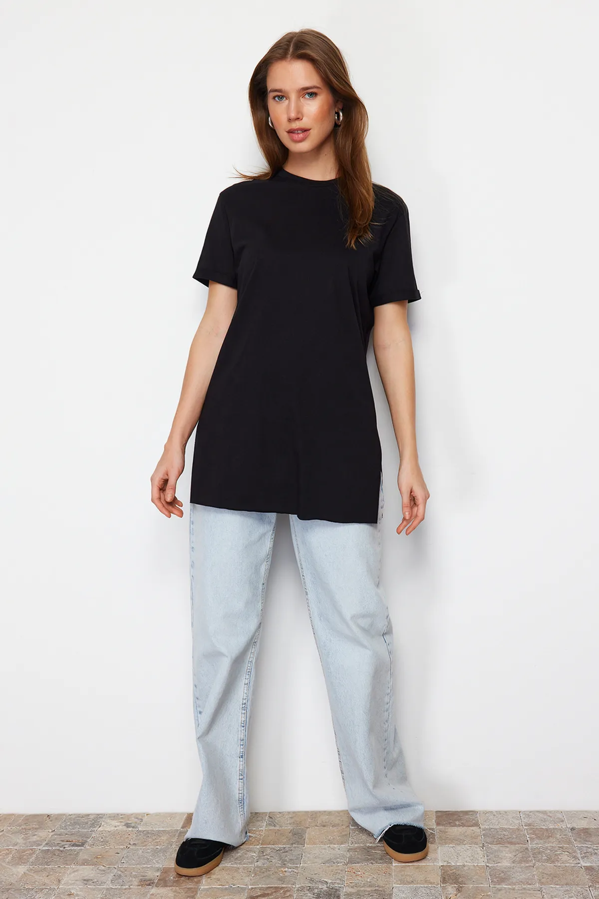 Trendyol Modest  Schwarzes Basic-Kurzarm-Single-Jersey-T-Shirt mit Schlitz aus 100 % Baumwolle TCTSS21TN0056