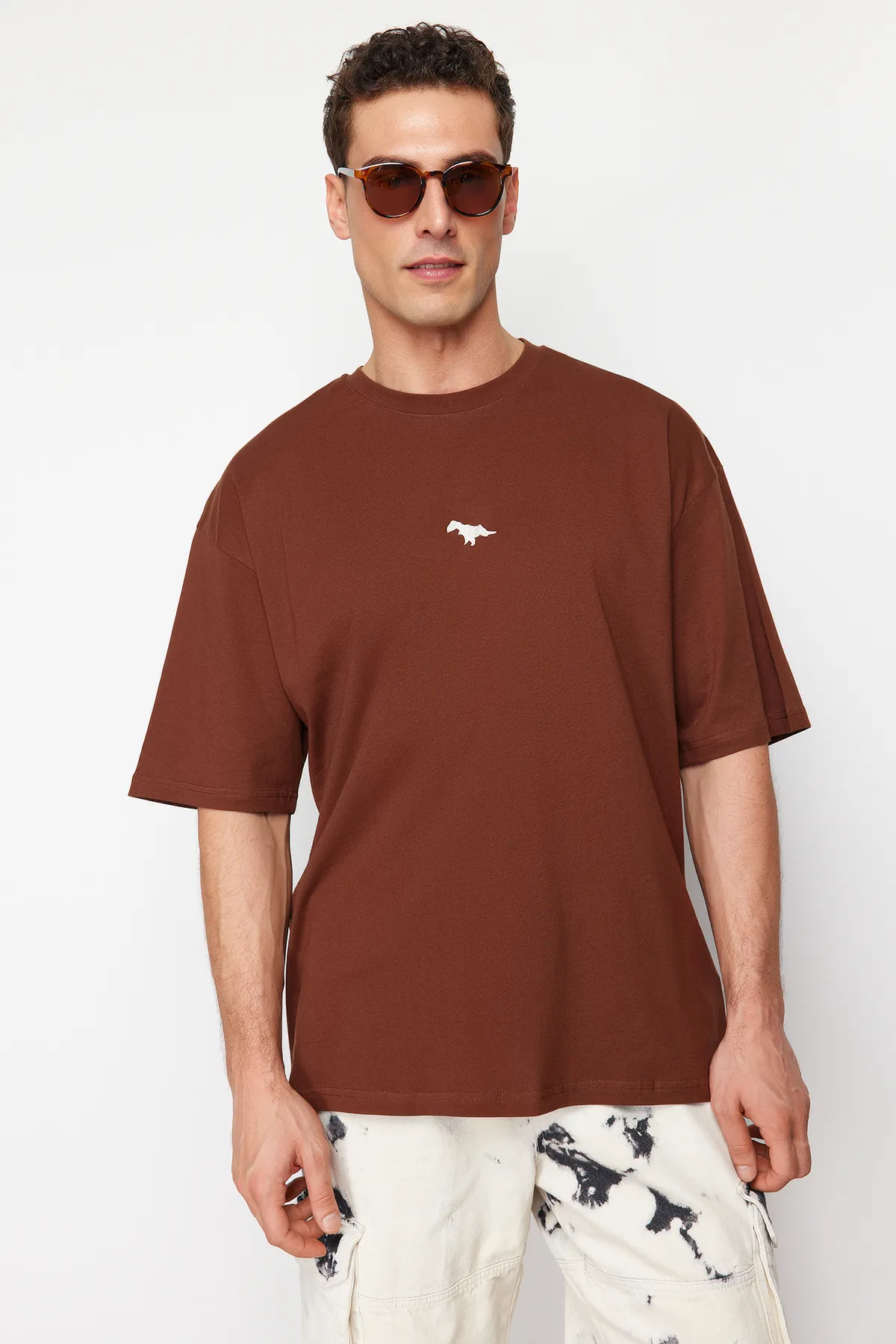 Trendyol Collection  Braunes, übergroßes/weit geschnittenes, mit Dinosauriern besticktes T-Shirt aus 100 % Baumwolle TMNSS23TS00243 TMNSS23TS00243