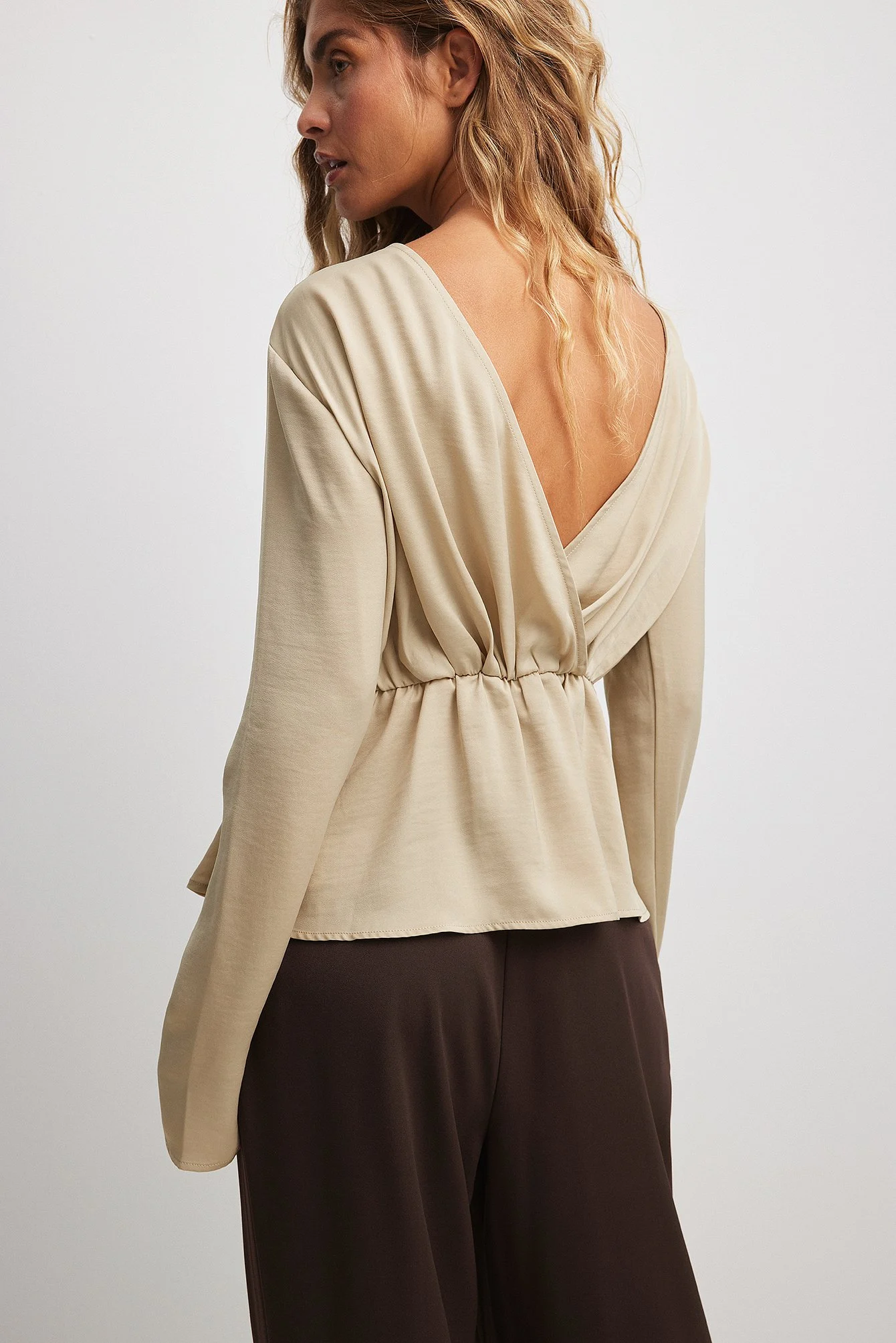 Drapierte Bluse mit V-Rücken
