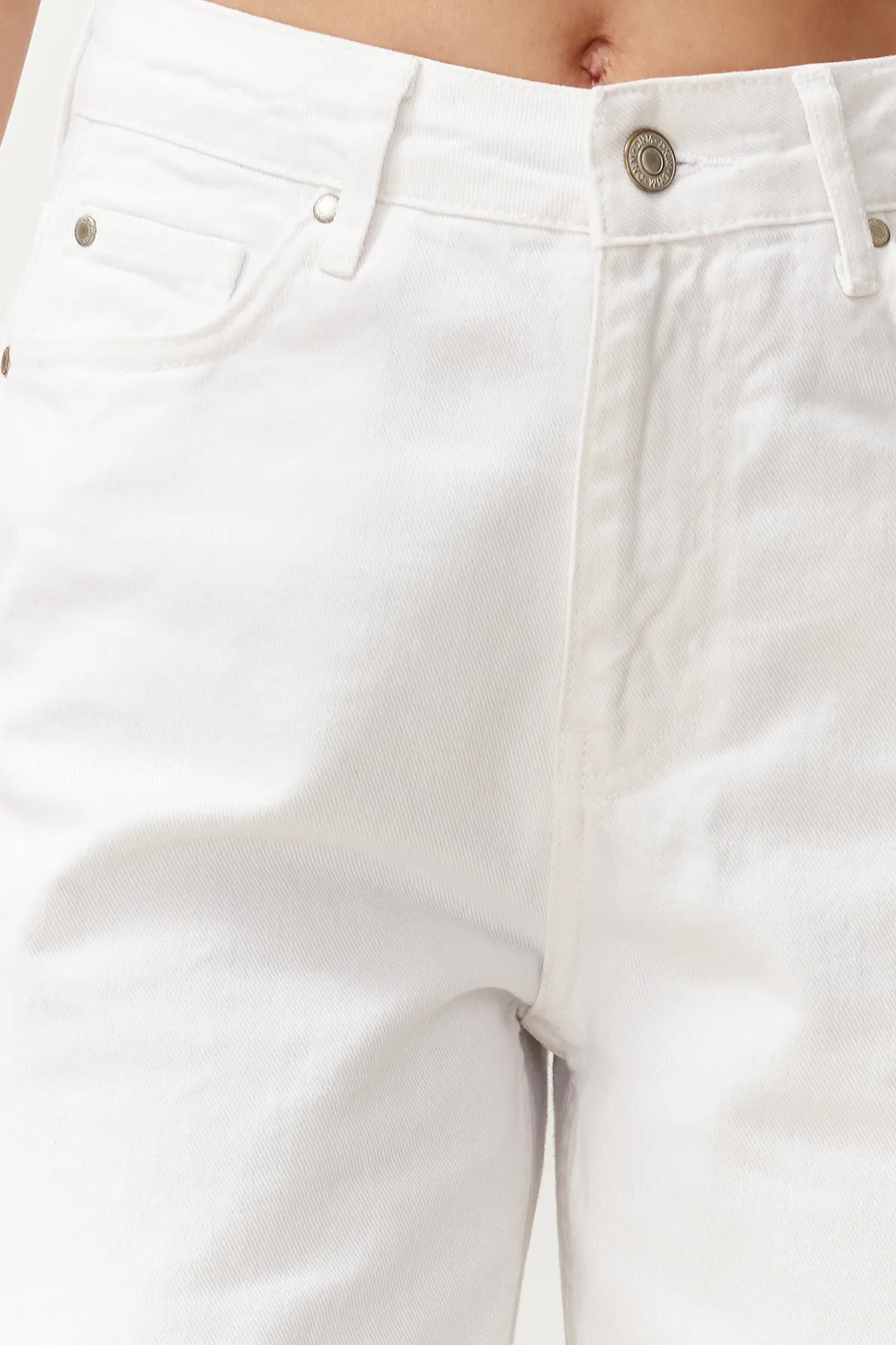 Trendyol Collection  Weiße Mom-Jeans mit hoher Taille TWOAW24JE00076