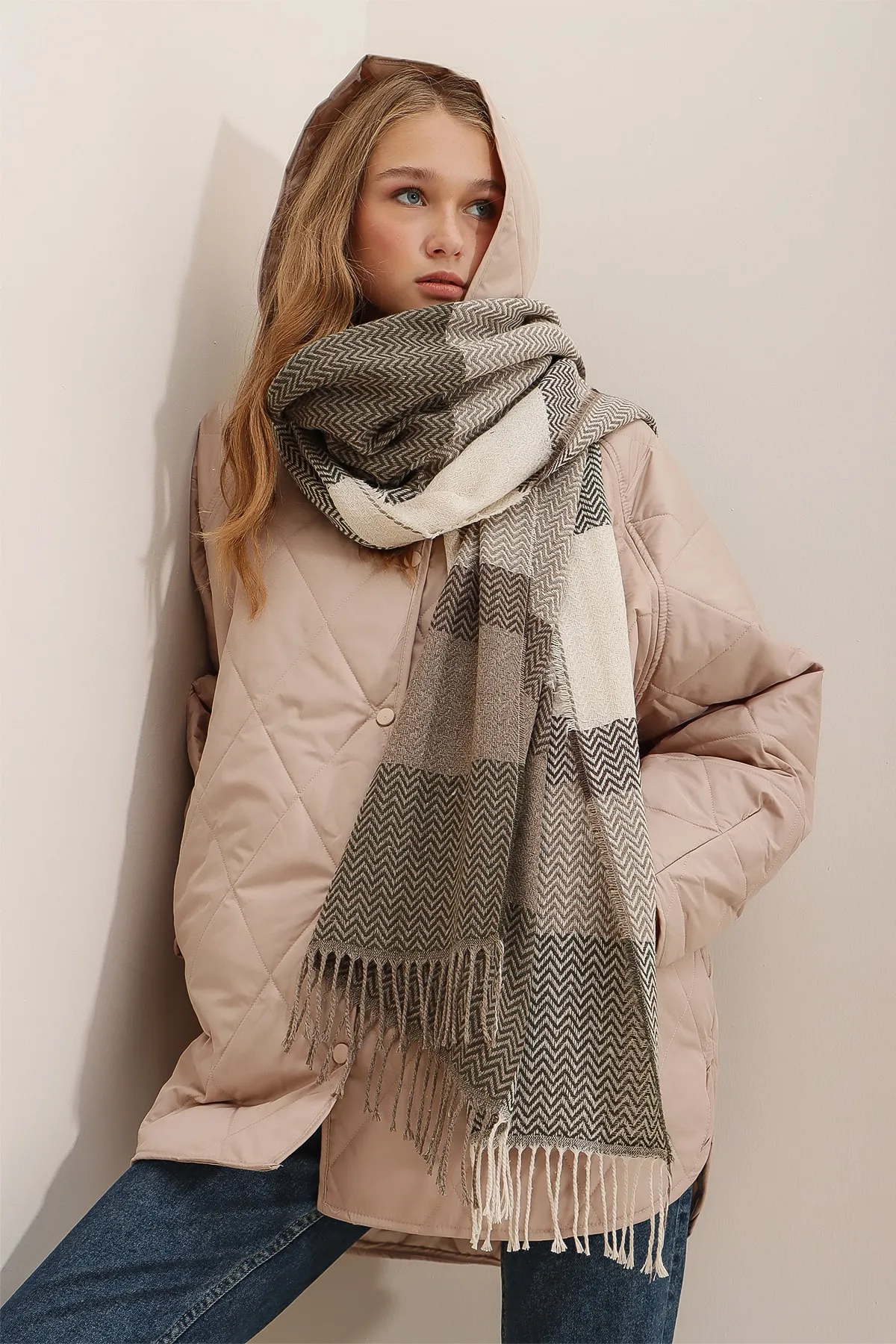 Trend Alaçatı Stili  Gemusterter Schal aus milchig-kaffeefarbener Wollmischung für Damen ALC-A2066