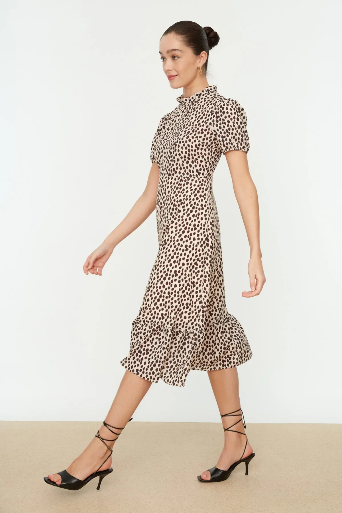 Trendyol Collection  Cremefarbenes A-Linien-Midikleid mit Blumenmuster TWOSS20EL0894