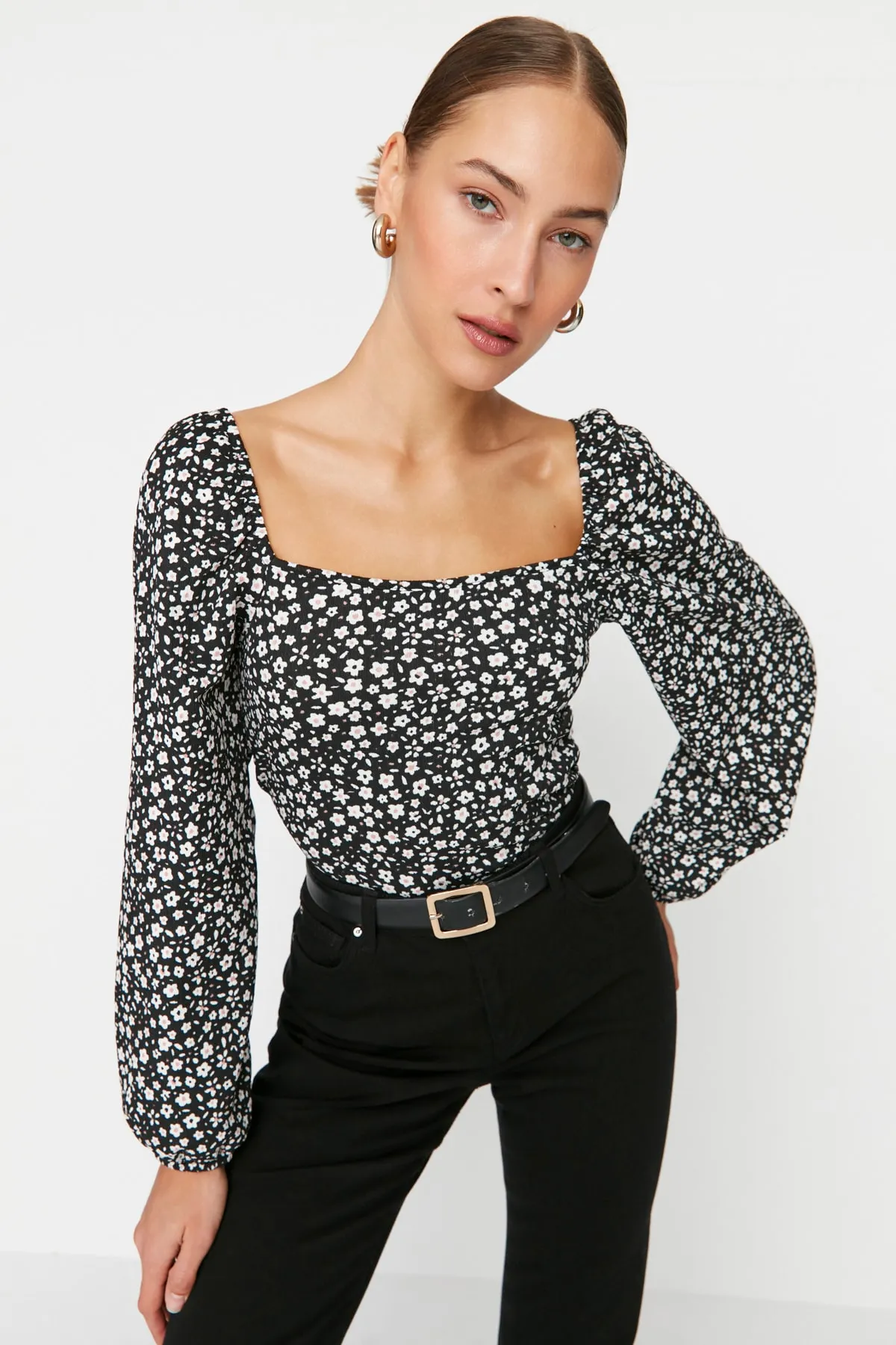 Trendyol Collection  Schwarzer, figurbetonter Pullover mit quadratischem Ausschnitt und strukturierter Strickbluse mit Blumenmuster TWOAW22BZ0254