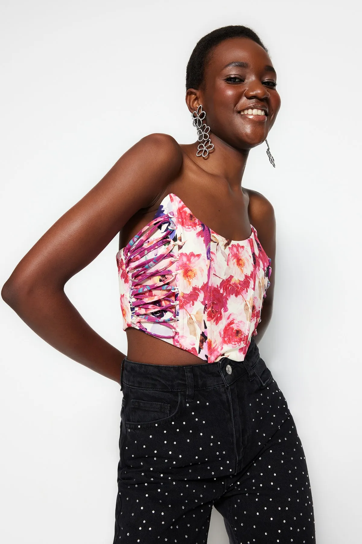 Trendyol Collection  Mehrfarbiges, bauchfreies, gefüttertes Bustier mit gewebten Paspeln und Blumenmuster TPRSS23BS00073