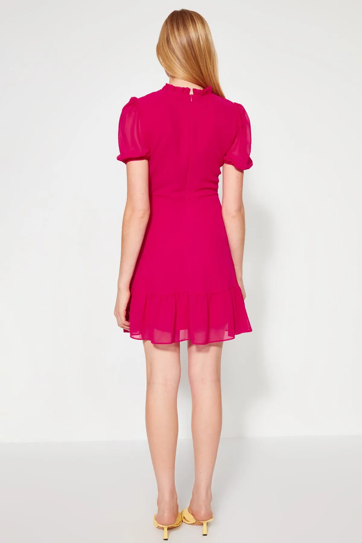 Trendyol Collection  Gewebtes Kleid mit Volant in Fuchsia TWOSS23EL00520