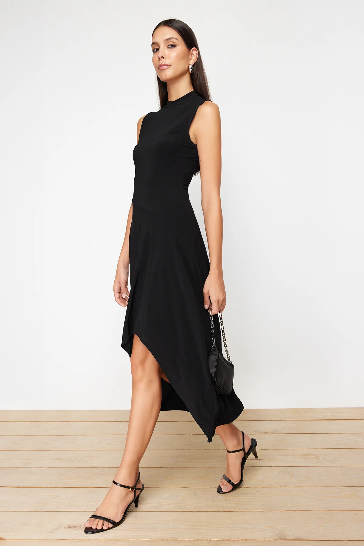 Trendyol Collection  Schwarzes asymmetrisches Stehkragen-Midikleid mit ärmellosen Ärmeln und Stretch-Strick TWOSS24EL00814