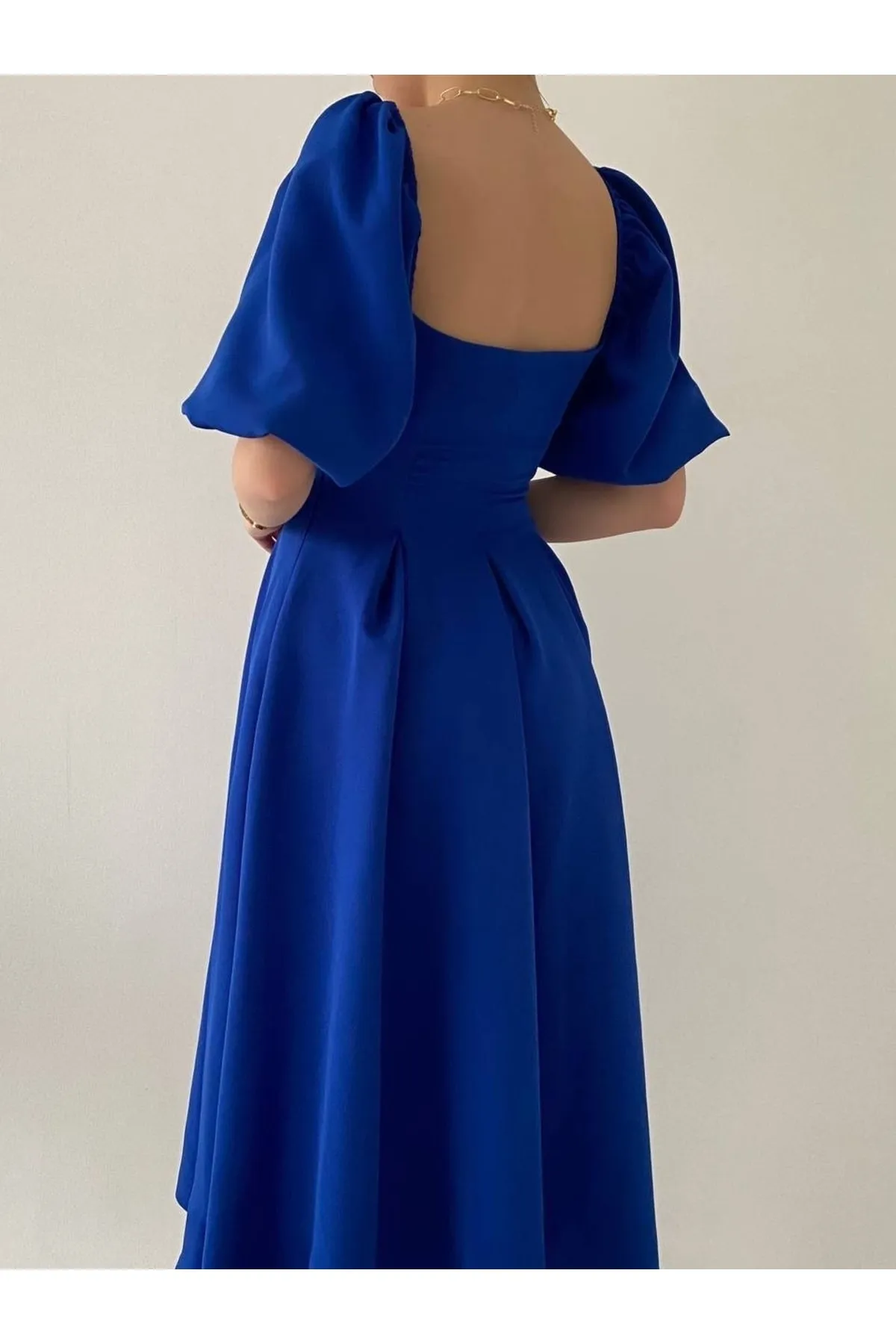 SONREİR  Kurzes, plissiertes langes Kleid mit Ballonärmeln und quadratischem Ausschnitt