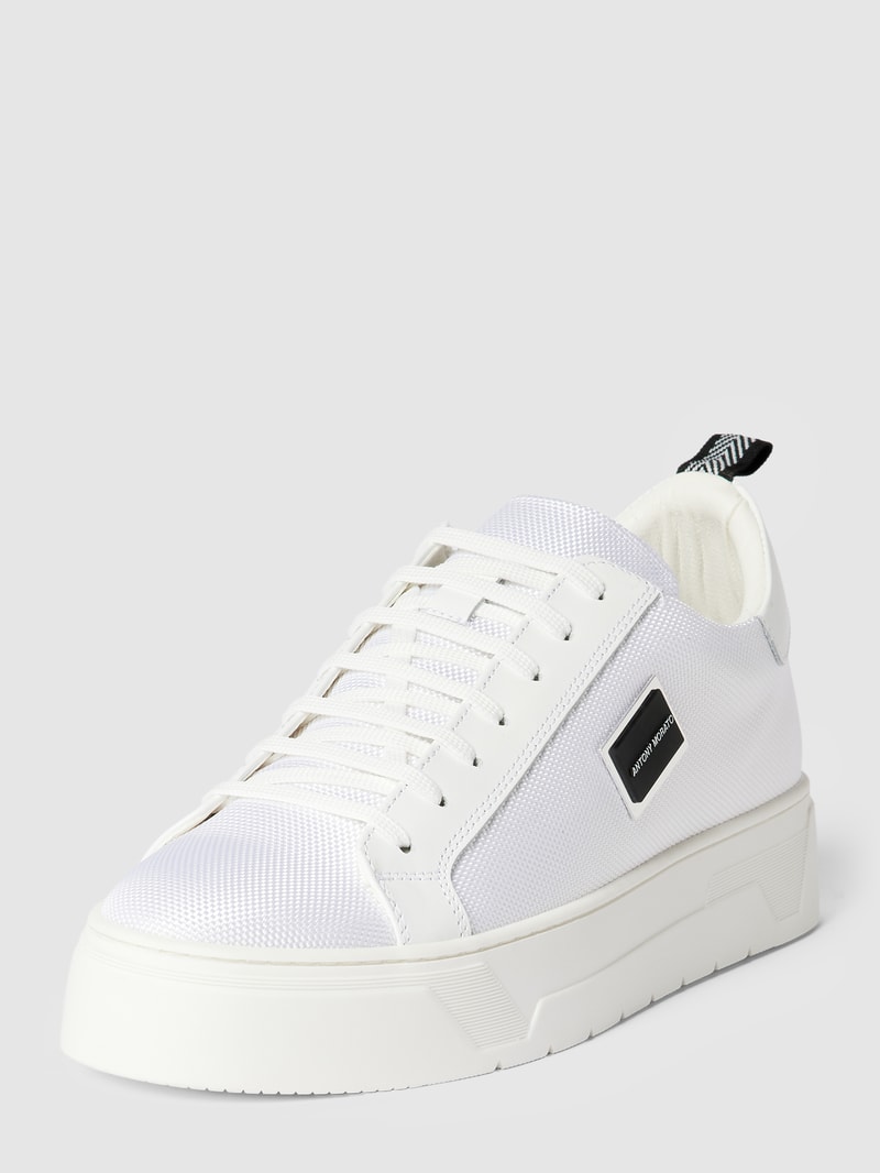 Sneaker mit Label-Details Modell 'PLAKETTE' in weiß