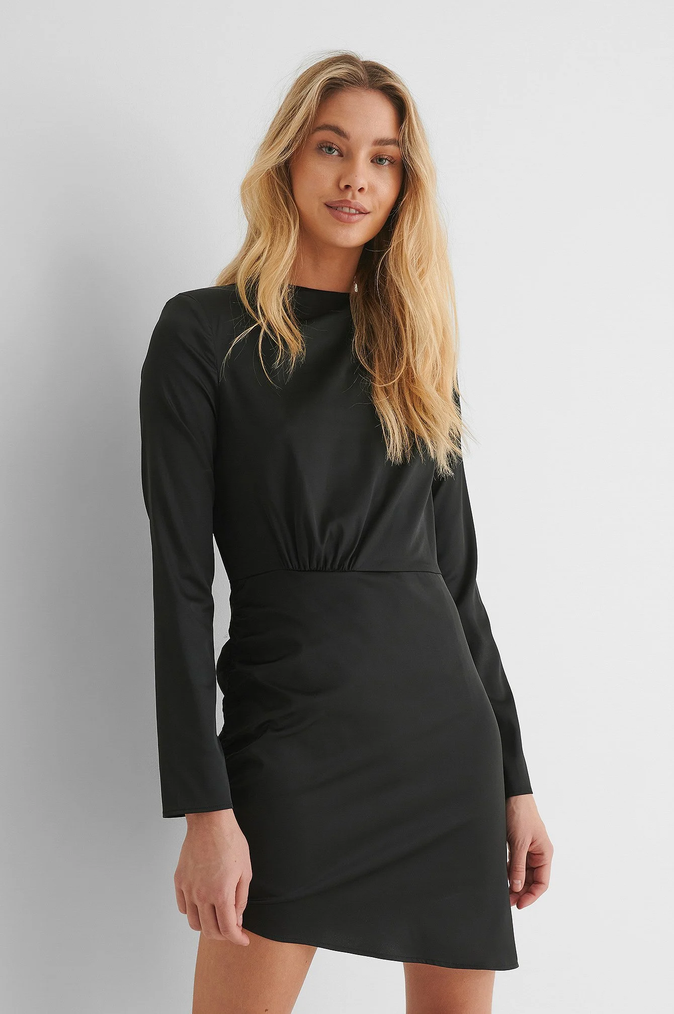 Recyceltes Minikleid mit Schulterdetail