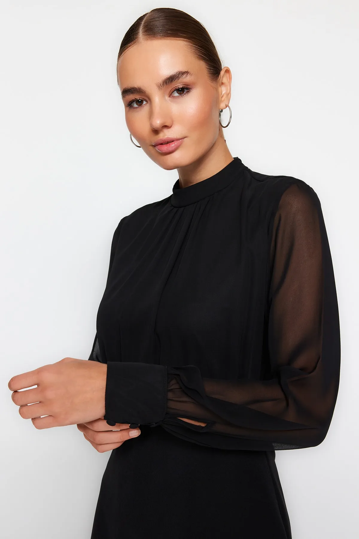 Trendyol Collection  Schwarzes A-Linien-Minikleid aus Chiffon mit Stehkragen und Futter TWOAW24EL00296