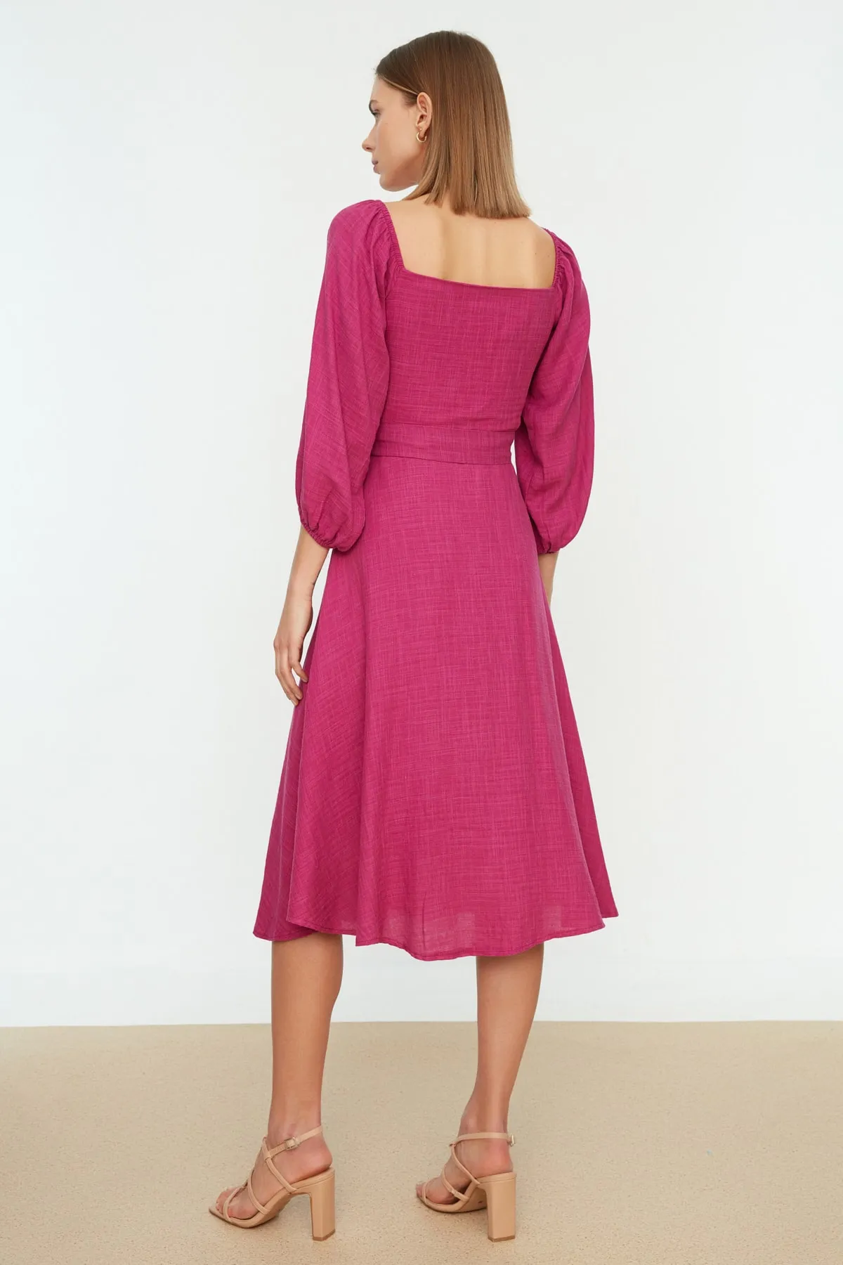 Trendyol Collection  Pflaumenfarbenes, gewebtes Midikleid in Leinenoptik mit Gürtel und geknöpftem quadratischem Kragen TWOSS19IE0009