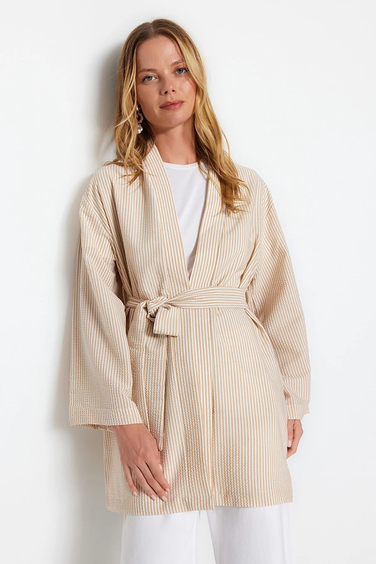 Trendyol Modest  Gestreifter Kimono und Kaftan aus gewebtem Seersucker mit Steingürtel und Gürtel TCTSS23KK00001
