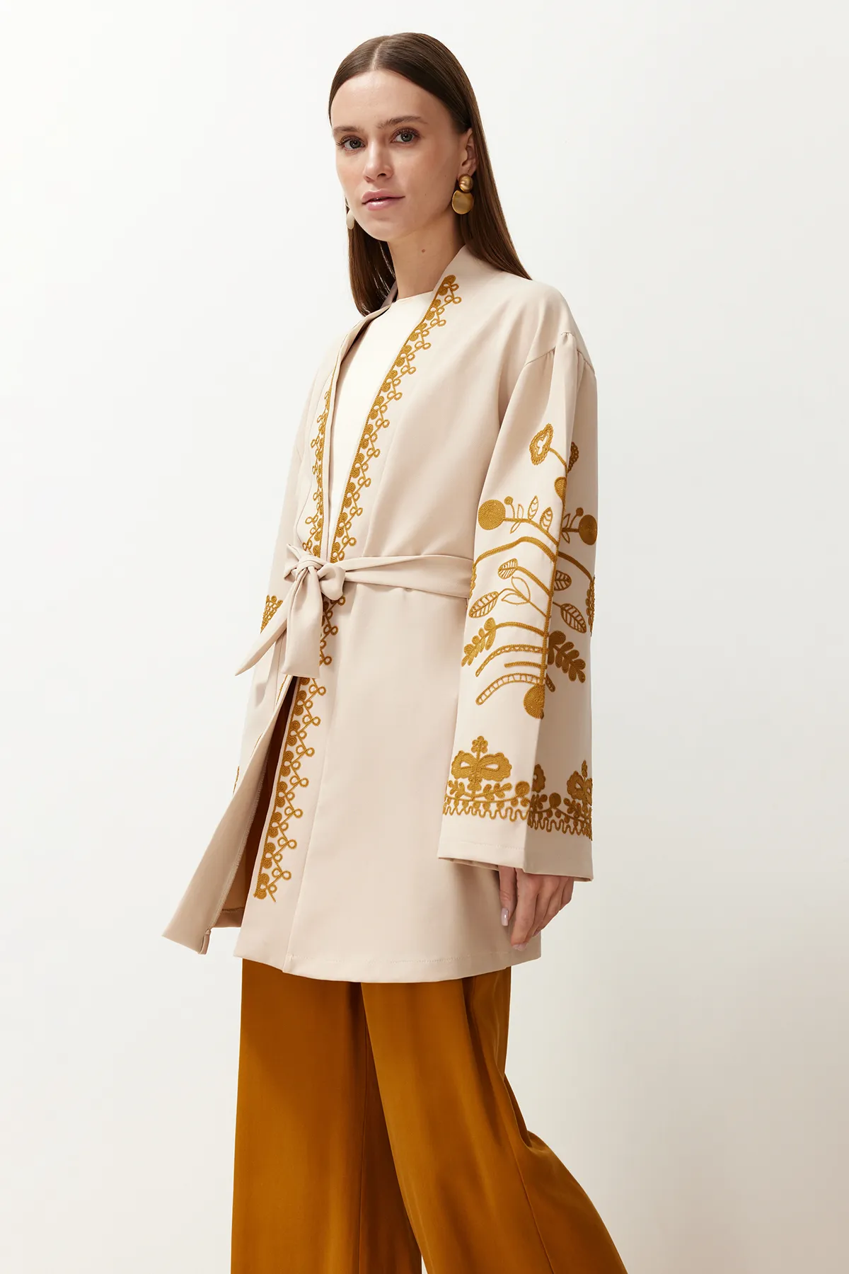 Trendyol Modest  Beige-schwarz gewebte bestickte Tasse & Ferace & Kimono TCTSS24KF00018