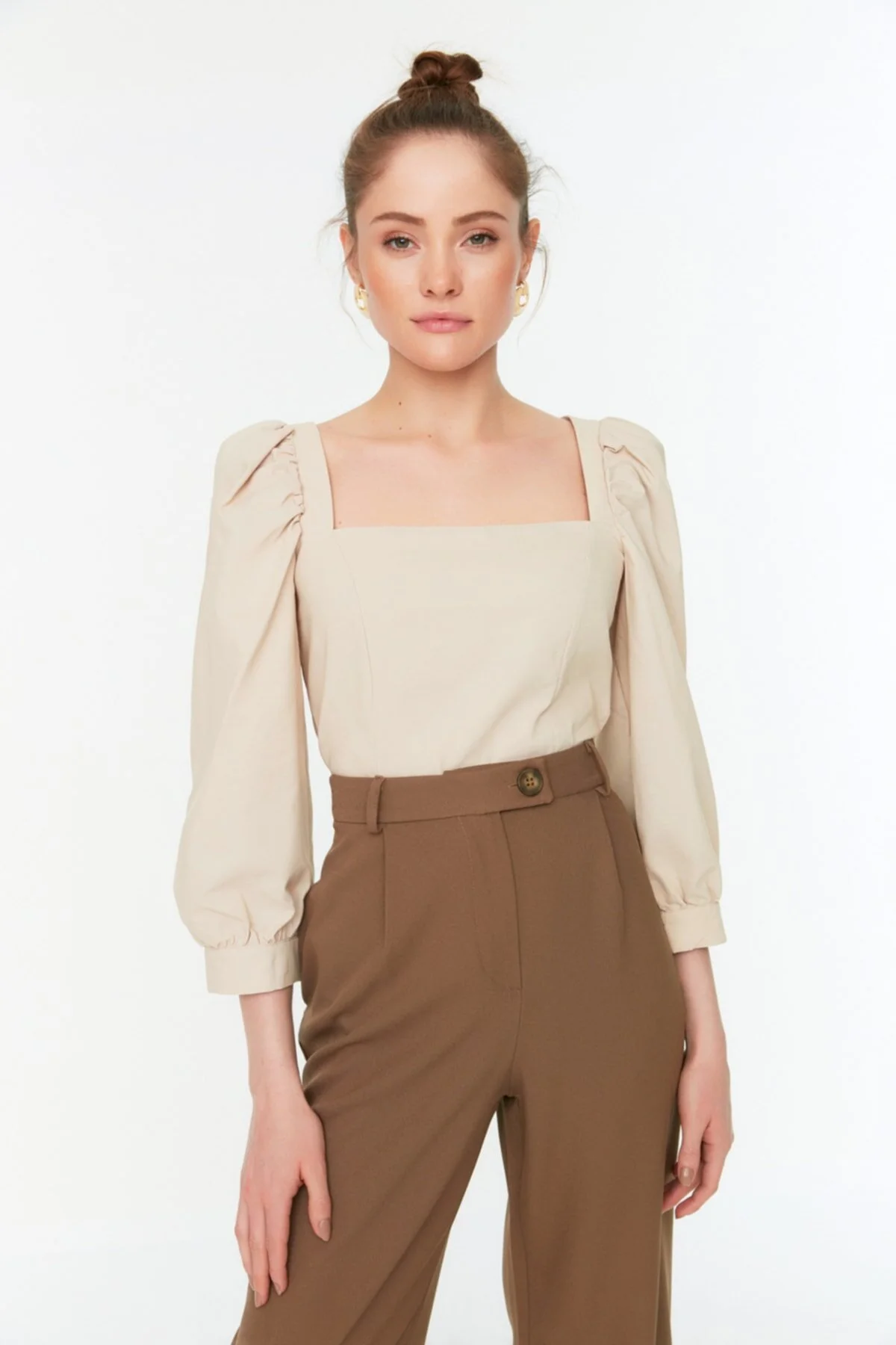 Trendyol Collection  Nerzfarbene, gewebte Bluse mit Ballonärmeln und quadratischem Ausschnitt TWOAW21BZ0210