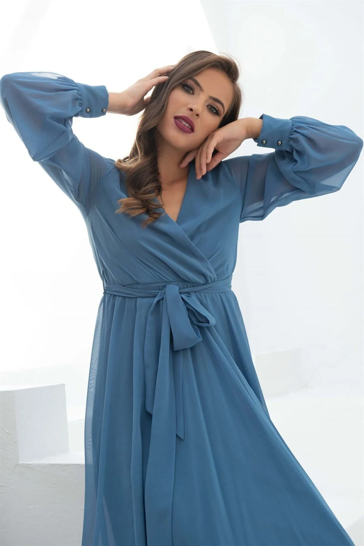 Carmen  Zweireihiges langes Abendkleid aus Indigo-Chiffon