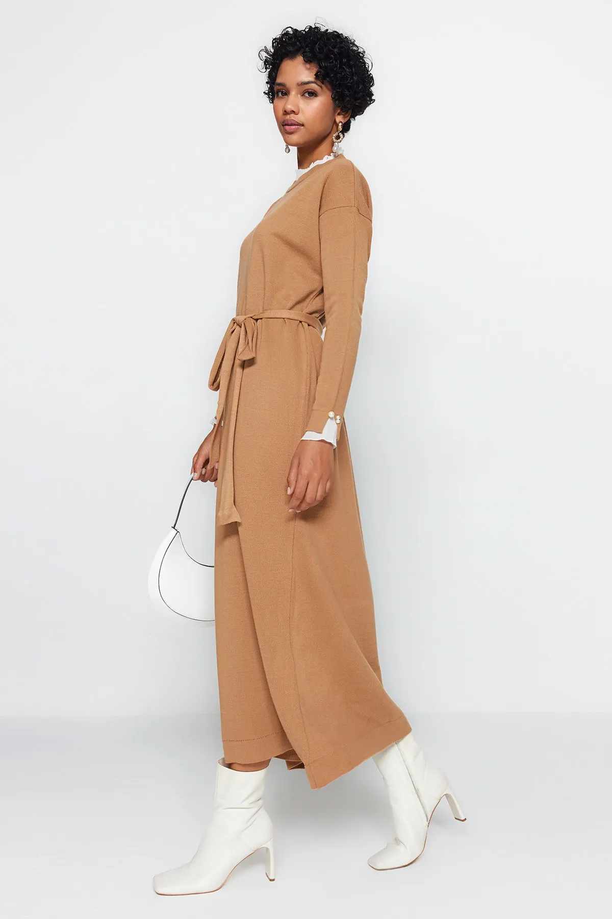 Trendyol Modest  Kamelfarbenes Strickkleid mit Perlendetail TCTAW24EB00001
