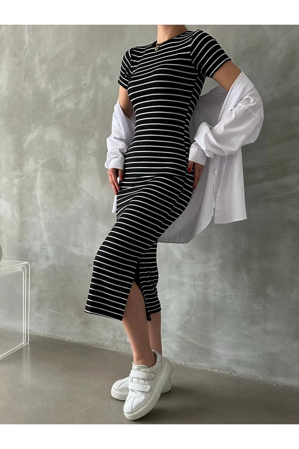 BEJNA  Schwarzes, gestreiftes, dehnbares, langes Strickkleid mit Schlitz für Damen