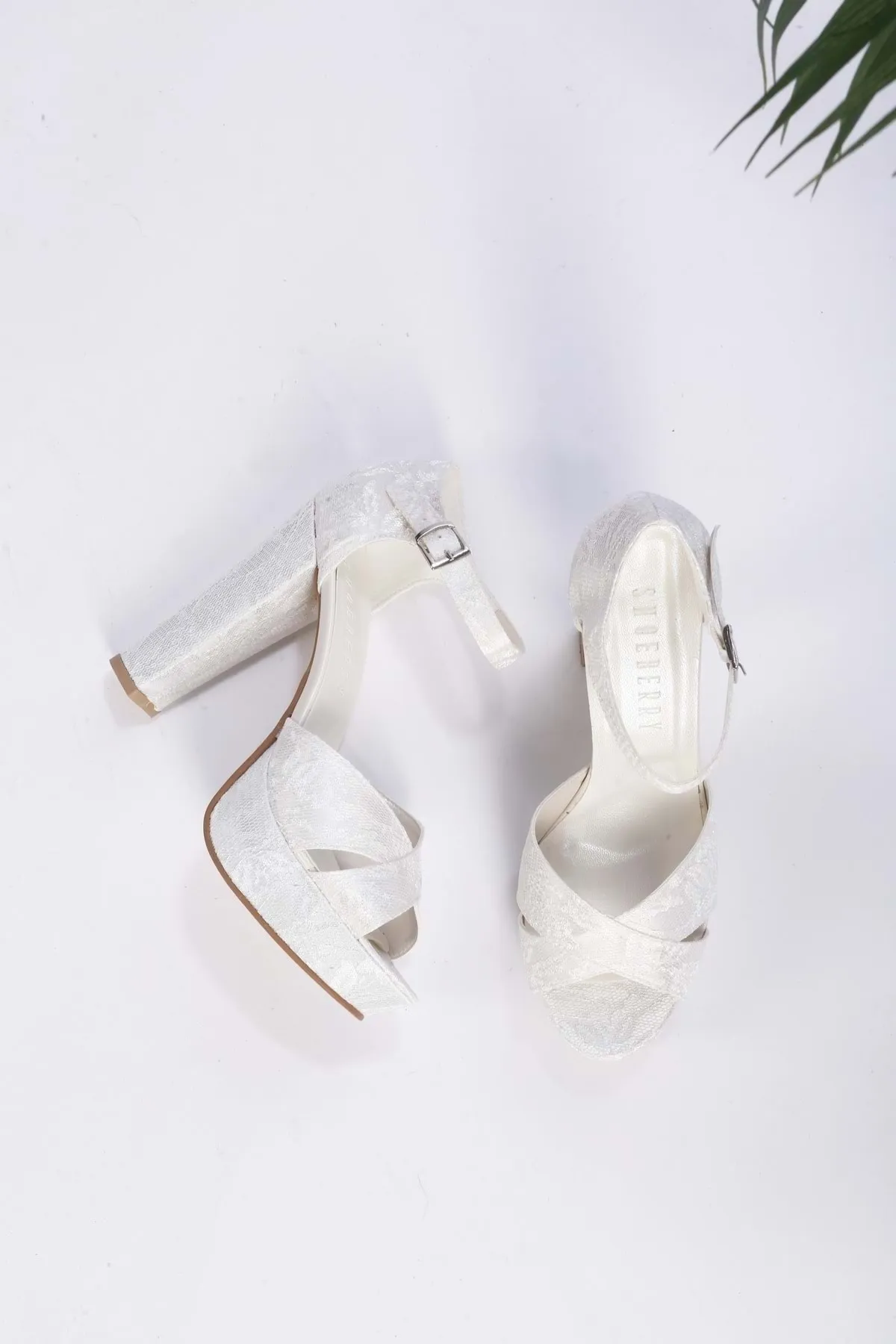 Shoeberry  Weiße Cadena-Schuhe aus Spitze mit Plateauabsatz für Damen
