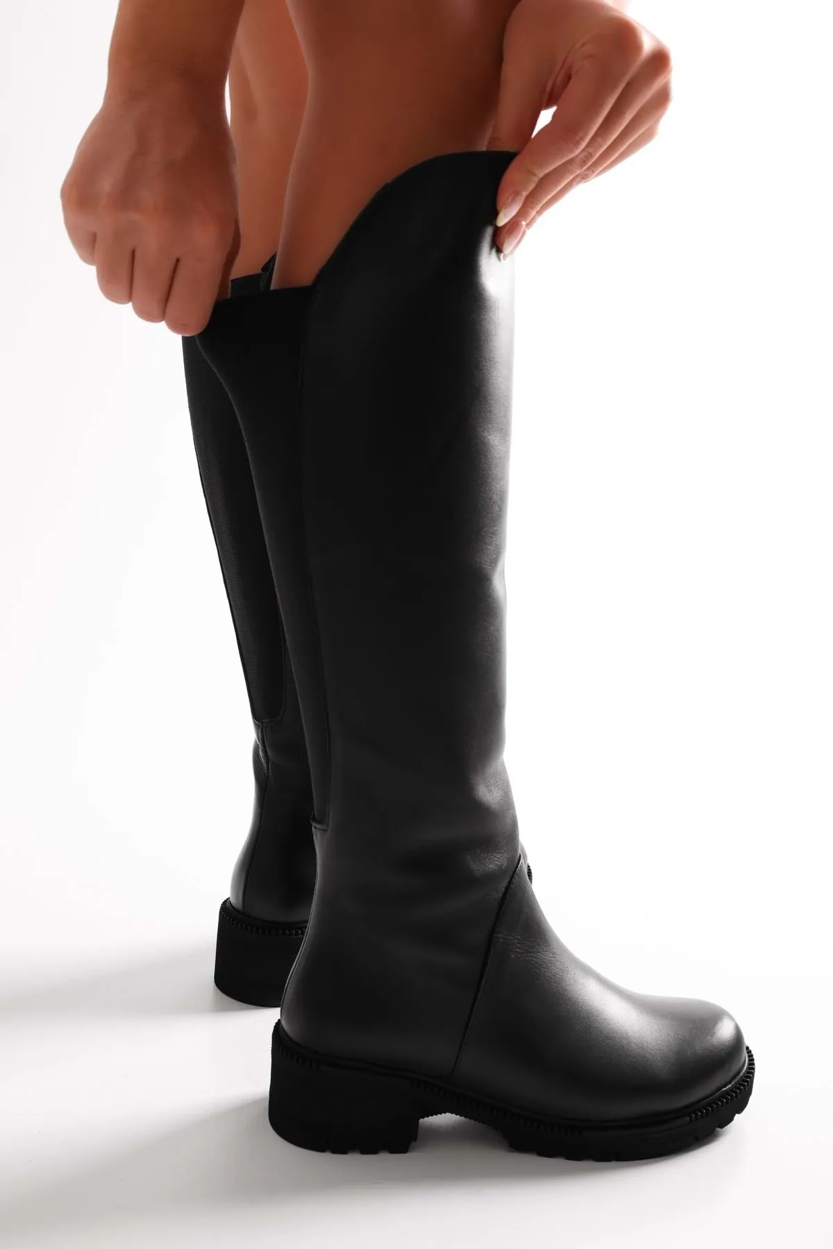 Shoeberry  Damen-Stiefel Malissa aus schwarzem Echtleder mit Absatz. Schwarzes Echtleder