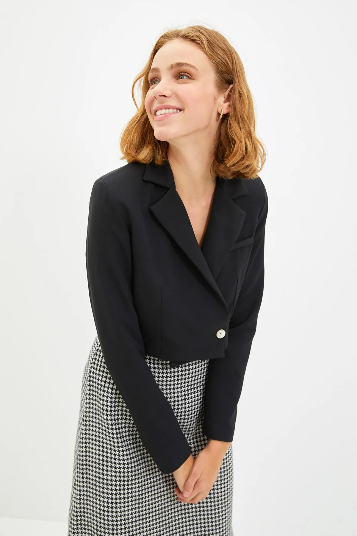 Trendyol Collection  Schwarze, kurze, gefütterte Blazerjacke aus Webstoff TWOAW22CE0086