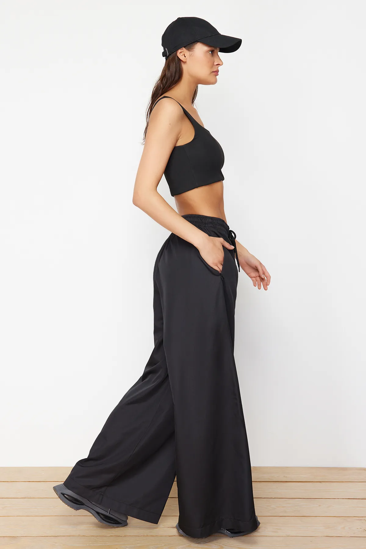 Trendyol Collection  Schwarze gestrickte Sport-Jogginghose aus Fallschirmstoff THMSS24EA00004
