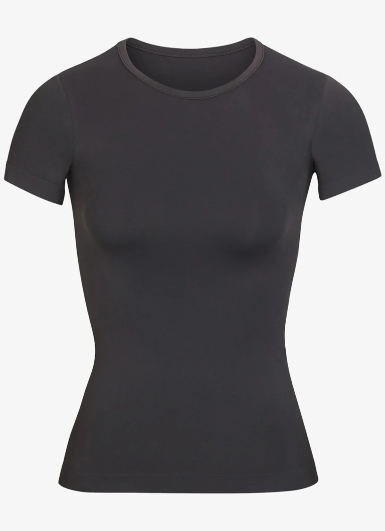 Tricou moale, cu guler înalt, fără cusături, de la SKIMS