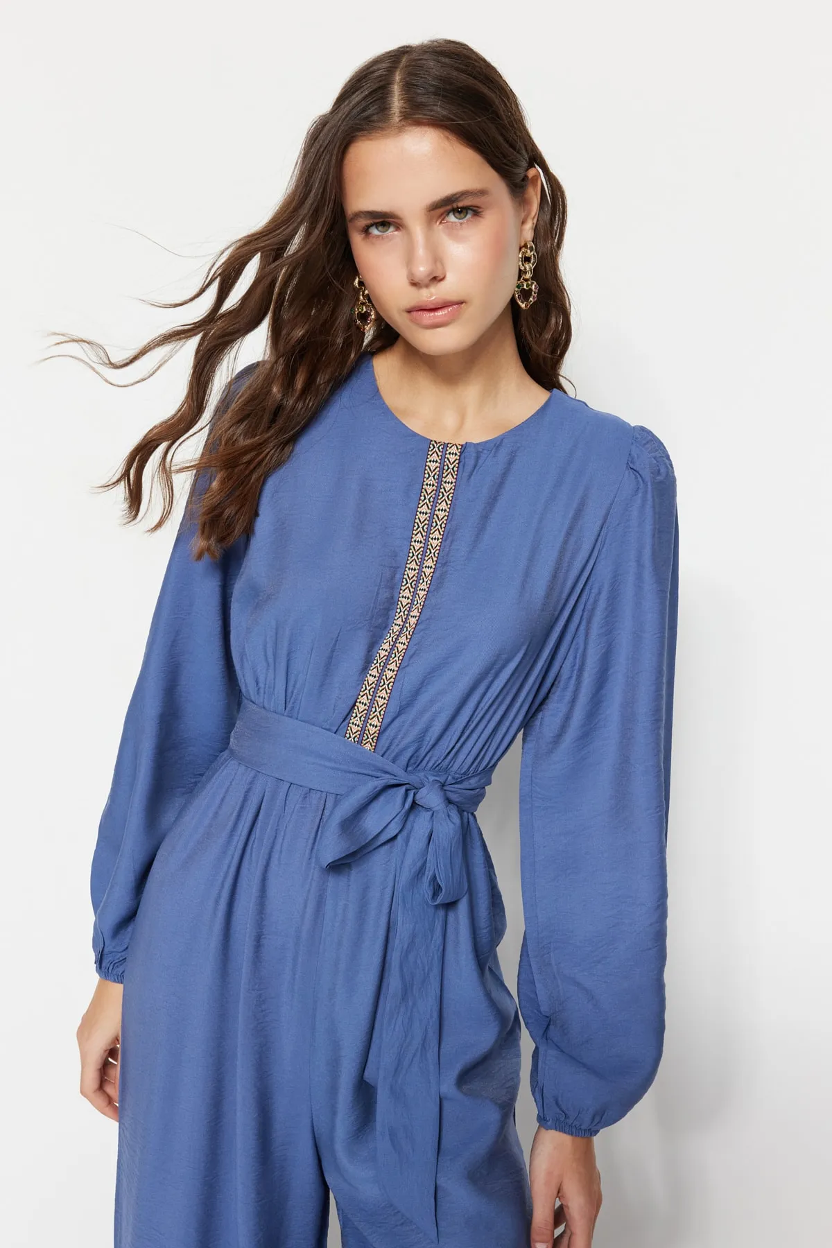 Trendyol Modest  Indigofarbener, gewebter Overall mit weitem Bein und Gürtel und Streifendetails TCTSS23TL00012