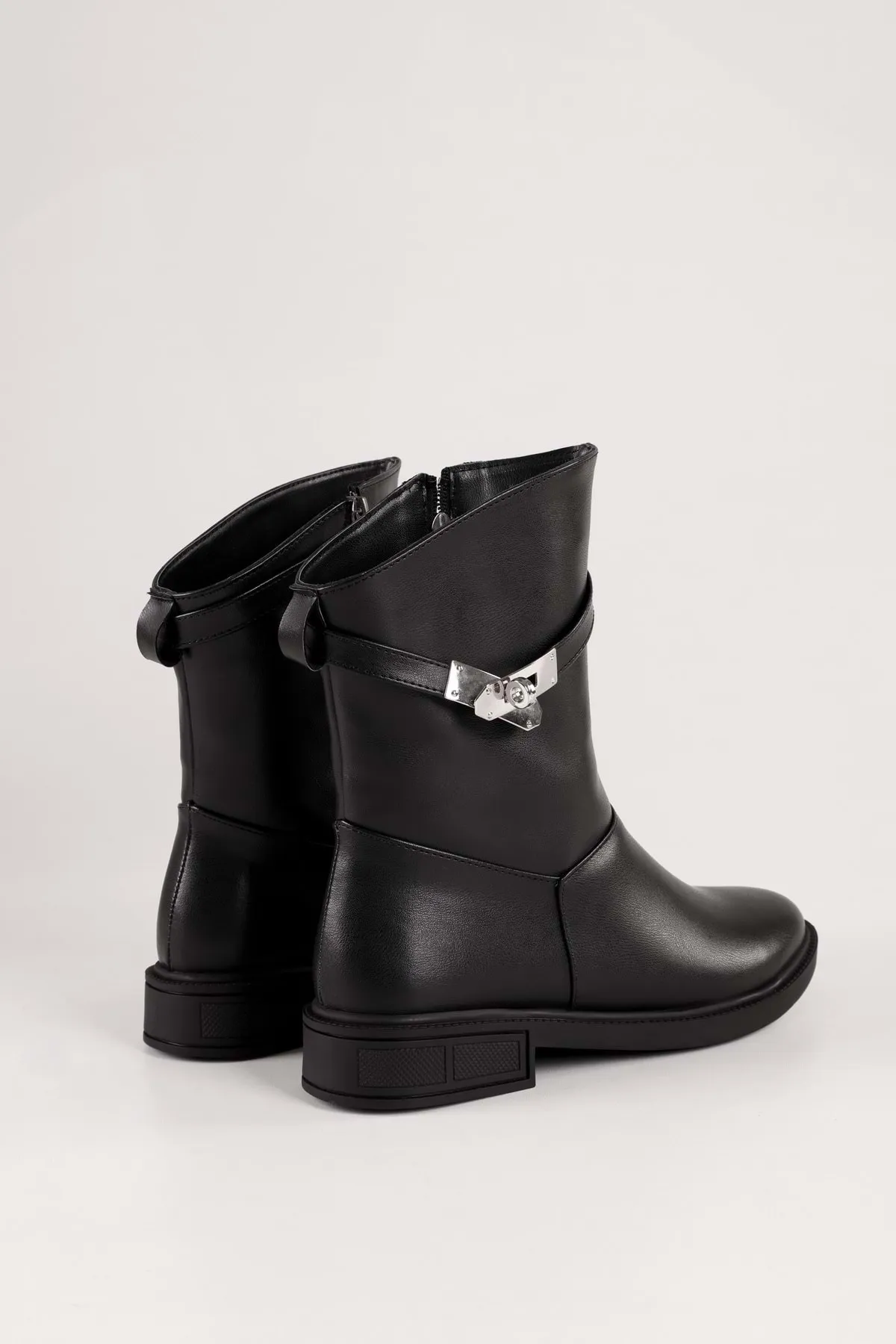 Shoeberry  Damen-Stiefel Mayslie Black Skin mit Schnalle und flachem Absatz Black Skin
