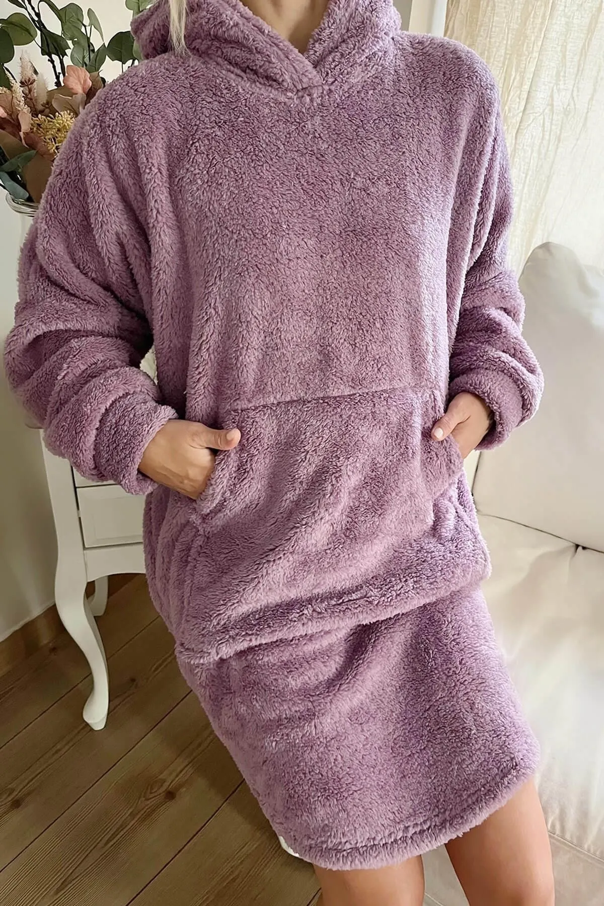 Pijamaevi  Lilafarbener, übergroßer Sweat-Poncho-Pyjama mit Kapuze aus Vollplüsch