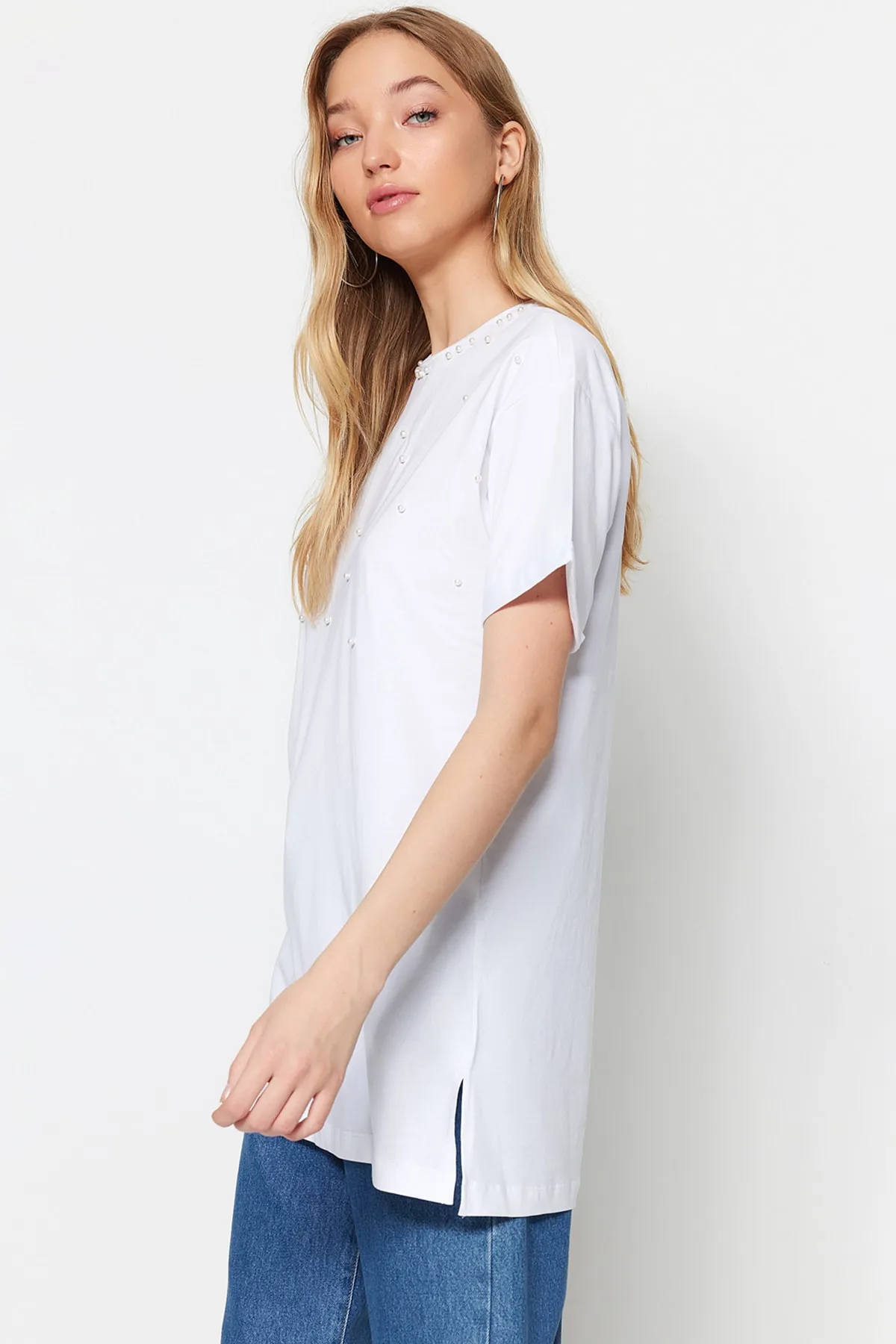 Trendyol Modest  Weißes T-Shirt aus gestricktem Perlendetail mit halblangen Ärmeln TCTSS23RT00002