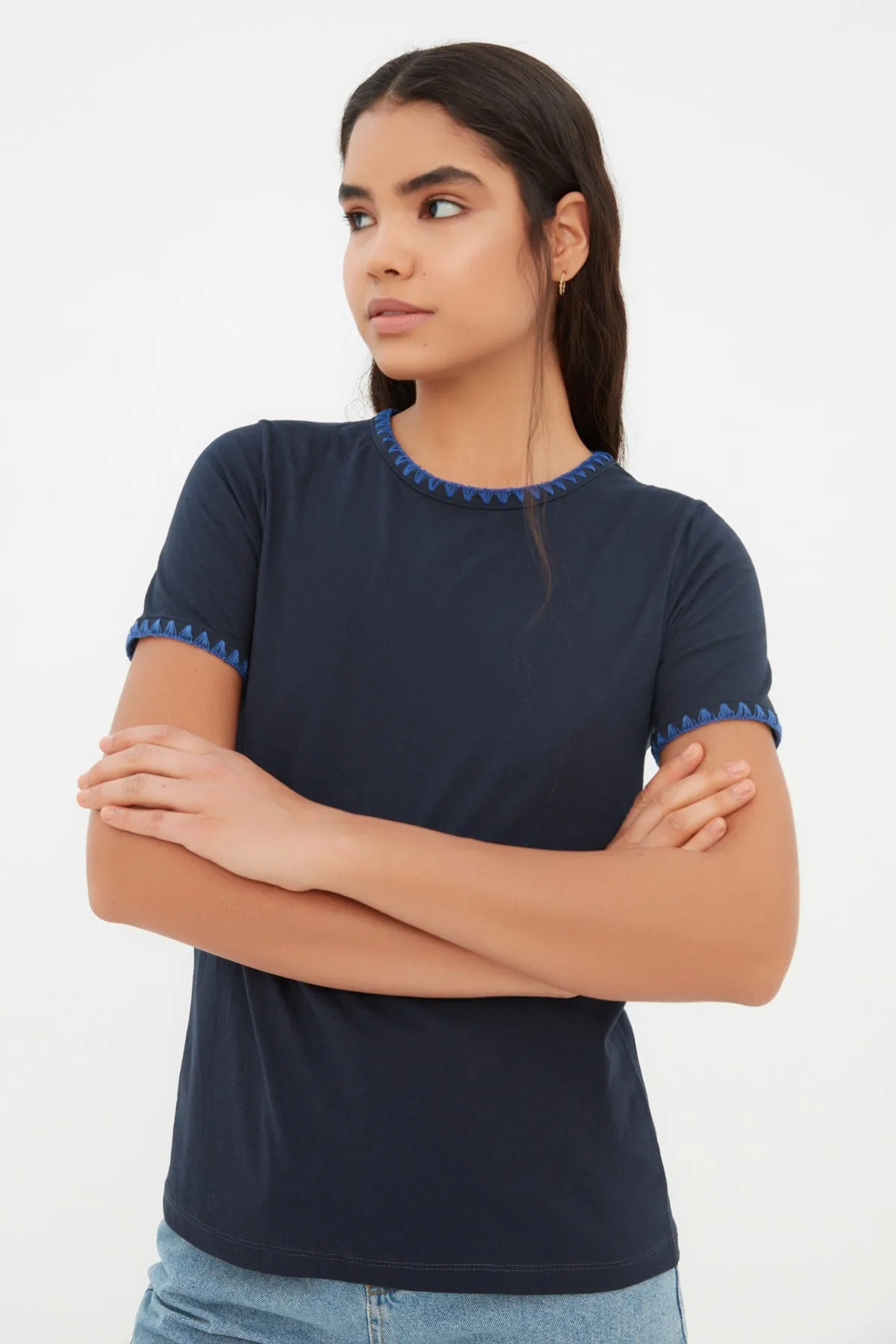 Trendyol Collection  Marineblaues Basic-Strick-T-Shirt aus 100 % Baumwolle mit Rundhalsausschnitt und Kontrastnaht-Detail TWOSS19AD0085