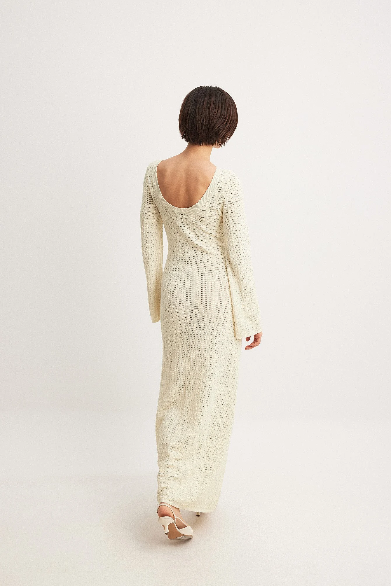 Gestricktes Maxikleid mit tiefem Rückenausschnitt