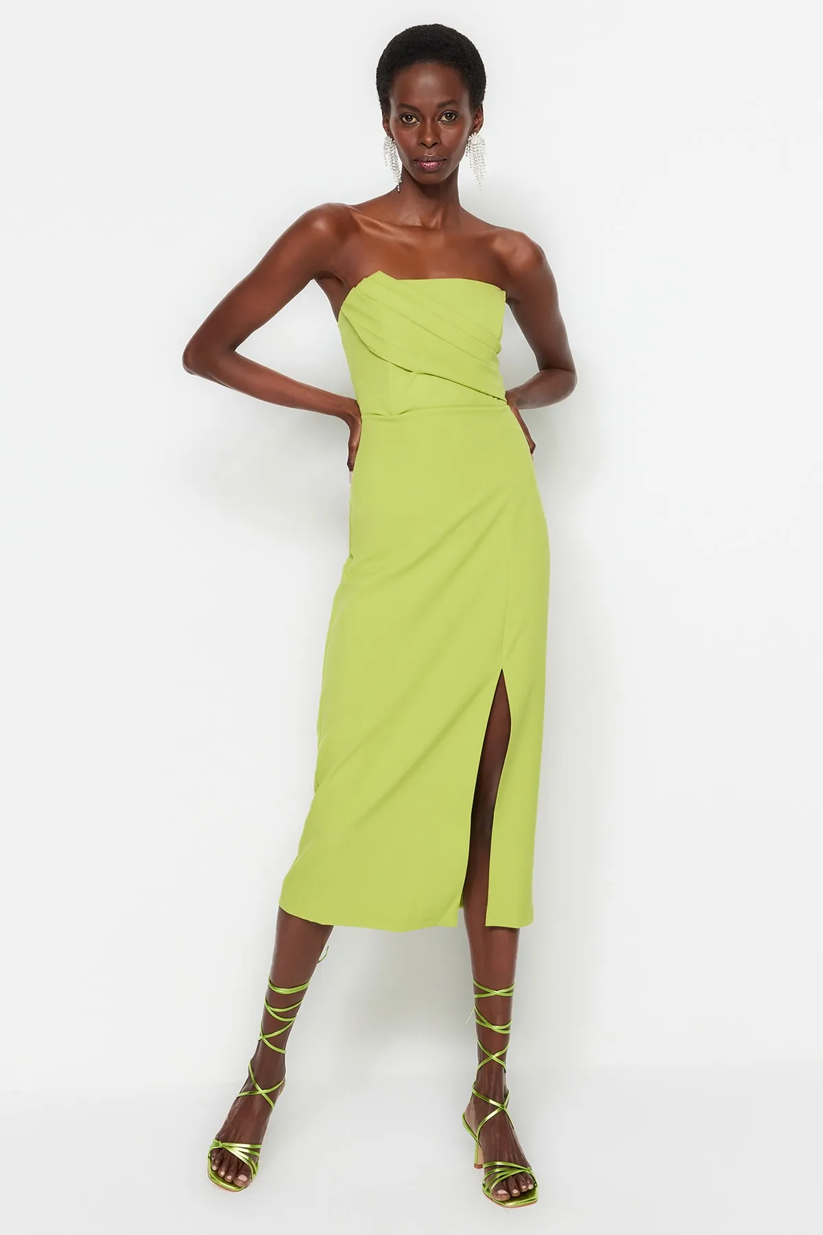 Trendyol Collection  Grünes, tailliertes, gewebtes Abendkleid TPRSS23EL00280