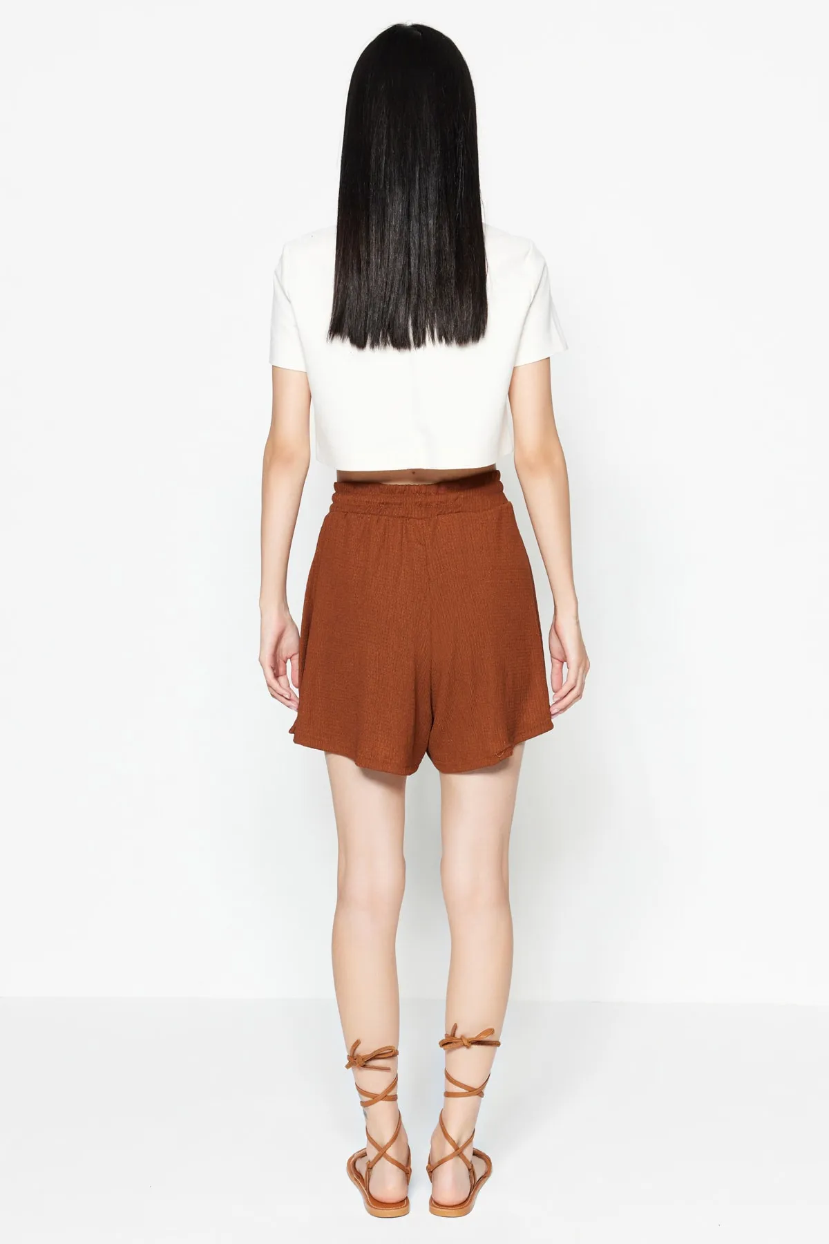 Trendyol Collection  Braune Relaxed Fit Shorts mit normaler Taille und Wickel-/Strukturstrickmuster TWOSS22SR0212
